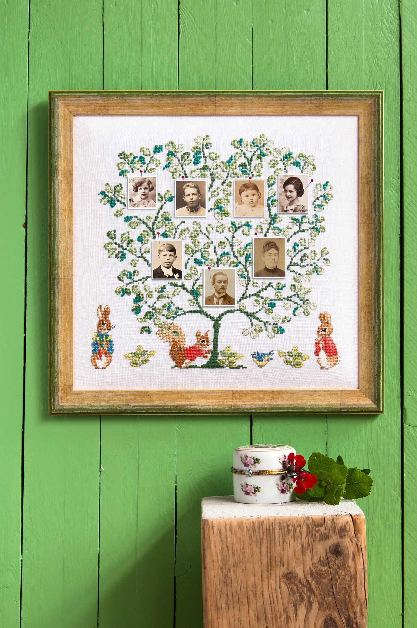 Grille broderie point de croix : arbre généalogique Pierrot-Lapin, motif 170×153 pts, 30,9×27,8 cm. Symboles + couleurs DMC, 6 pages.