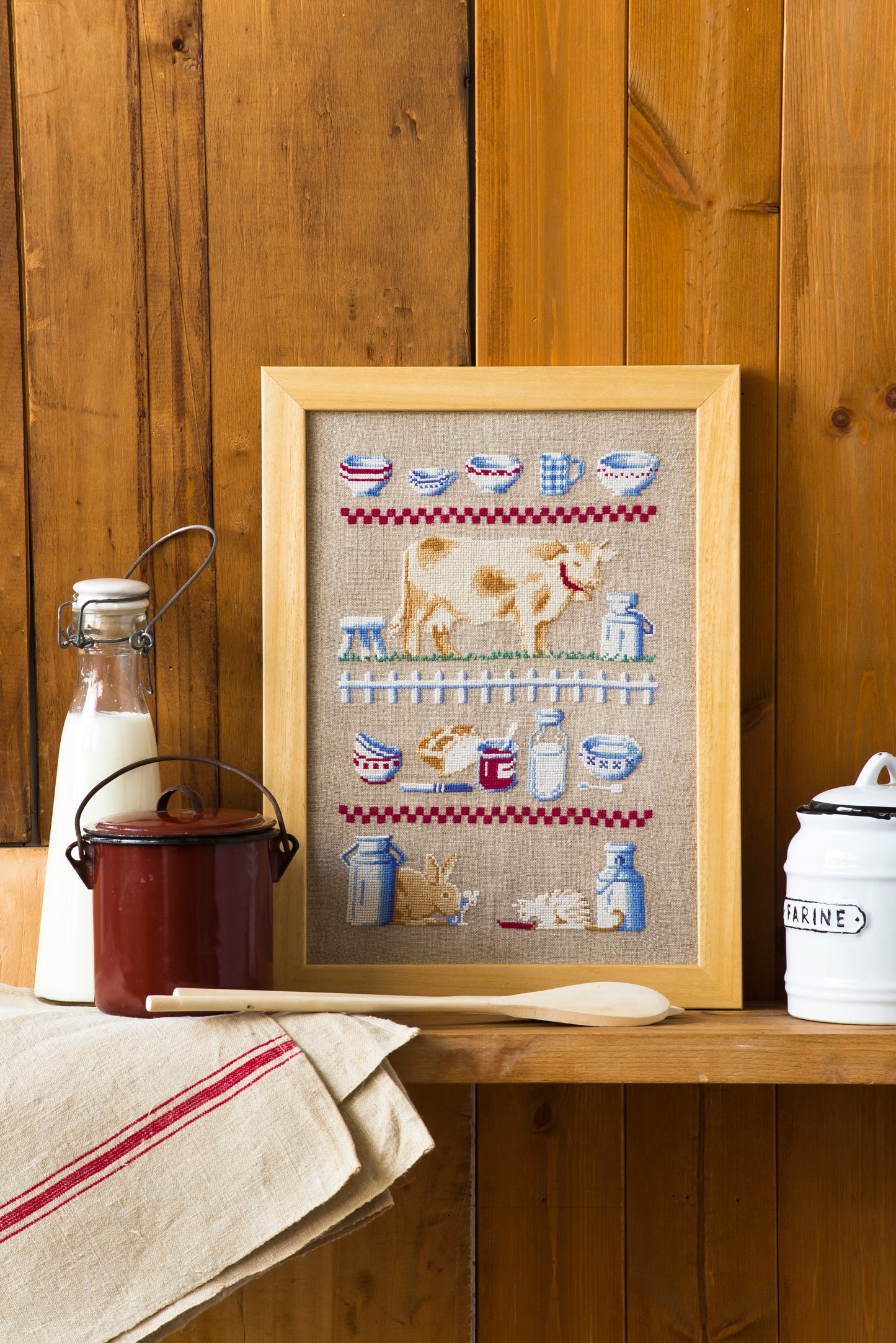 Grille broderie point de croix : petit déjeuner à la montagne, lait et confiture. 4 pages, symboles et couleurs DMC. Lin 11 fils bis. 29 x 36 cm.