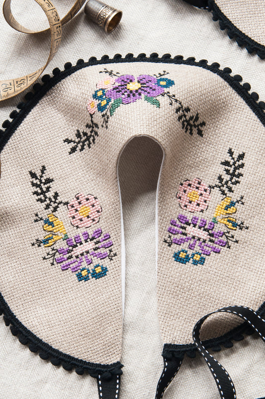 Grille de broderie point de croix « Col Claudine brodé de fleurs » par H. Le Berre : faux col fleuri sur toile bis 11 fils, accessoire mode et bijou. DMC, 6 pages.