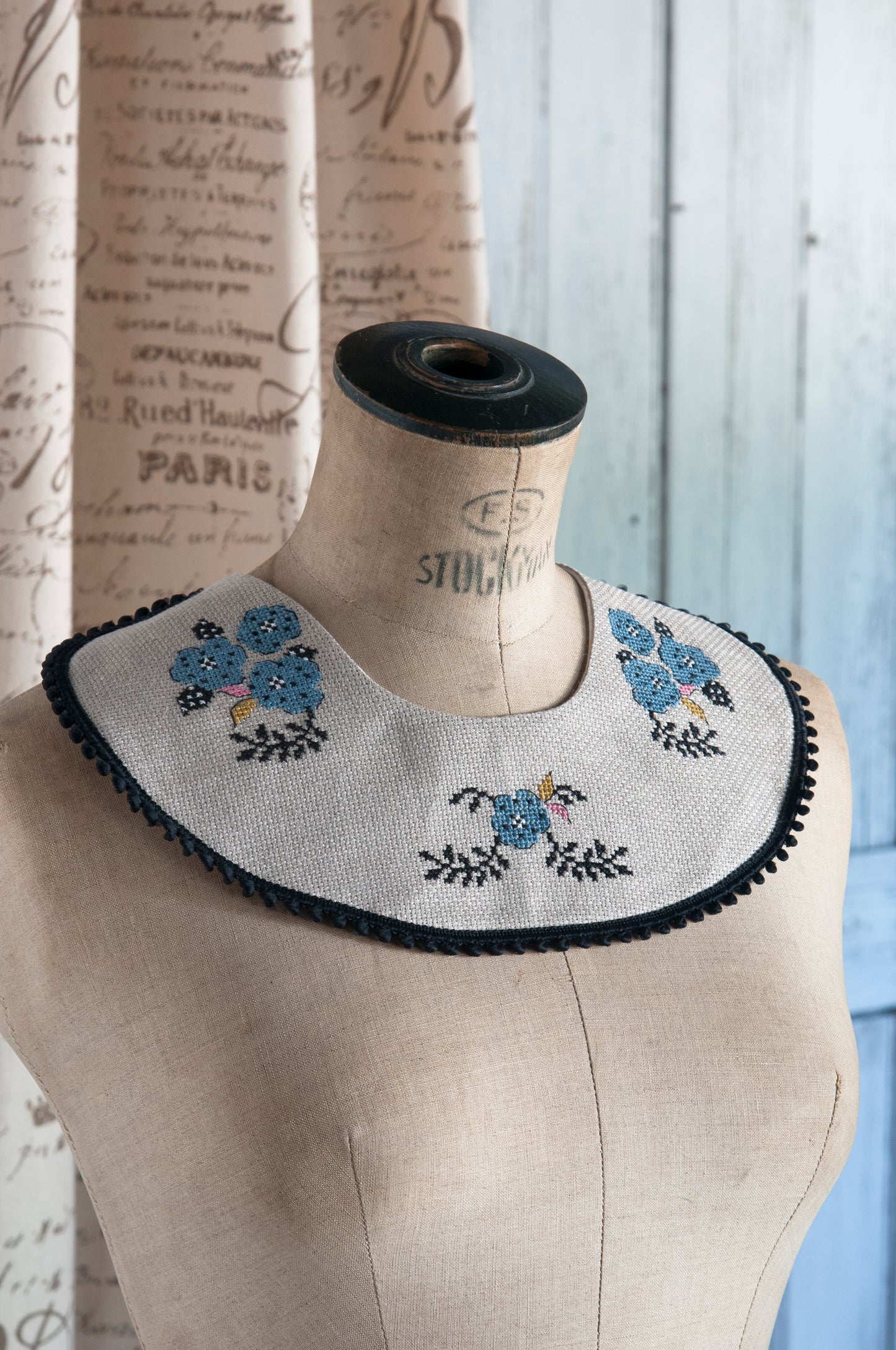 Grille de broderie point de croix « Col Claudine brodé de fleurs » par H. Le Berre : faux col fleuri sur toile bis 11 fils, accessoire mode et bijou. DMC, 6 pages.