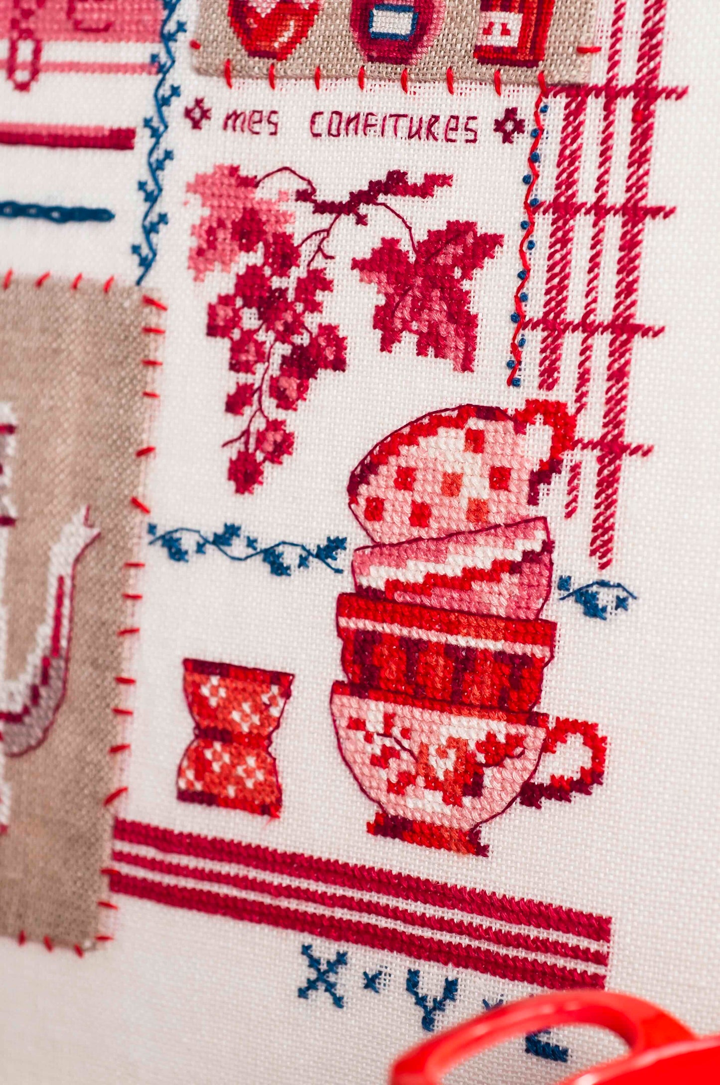 Grille broderie point de croix : Un dimanche à la campagne, faïence rouge. 138x138 points, 6 pages, couleurs DMC. Lin blanc et bis.