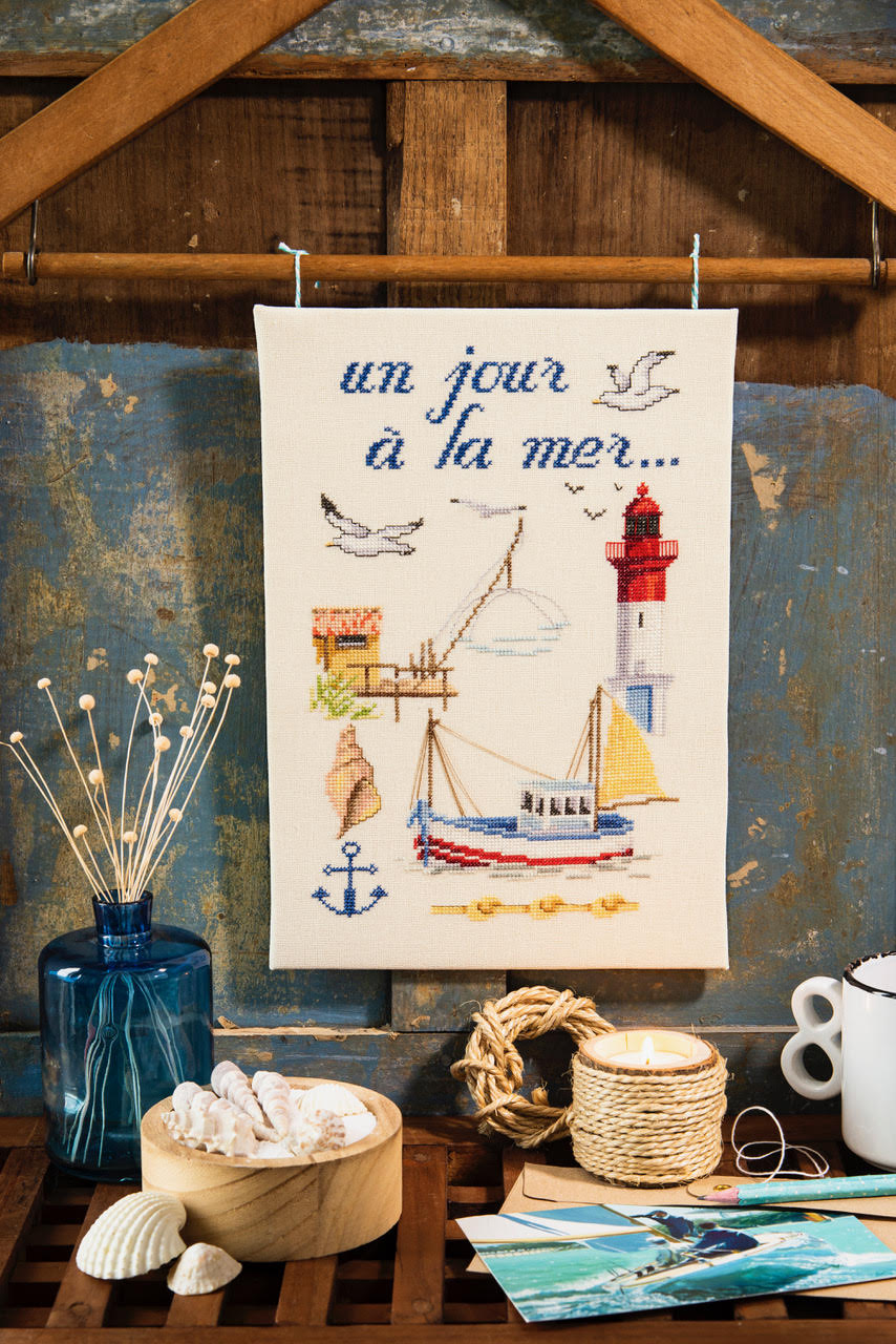 Grille de broderie point de croix : un jour à la mer, motifs marins. Réf. DMC incluse. À broder sur lin. Création Point de Croix.