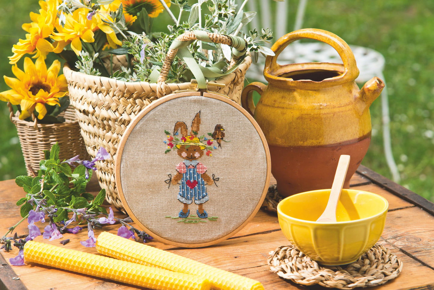 Grille de broderie point de croix : un lapin au jardin. Réf. DMC incluse. À broder sur Aïda ou lin. Création Point de Croix.