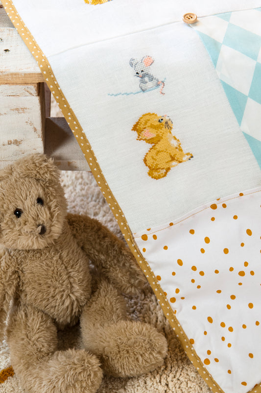 Grille broderie point de croix : plaid chat et souris a broder sur lin blanc. Motif patchwork enfants, DMC, 6 pages.