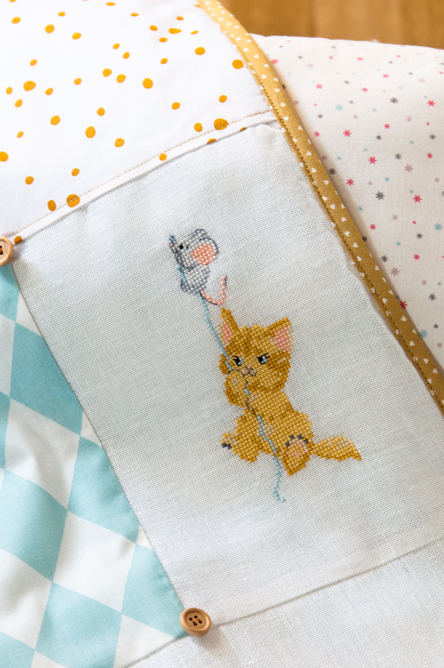 Grille broderie point de croix : plaid chat et souris a broder sur lin blanc. Motif patchwork enfants, DMC, 6 pages.