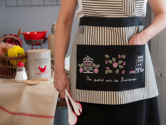 Grille point de croix : tablier de printemps brodé. 74 x 230 points, imprimée sur 6 pages avec symboles et couleurs DMC. Aïda 5,5 points noir.
