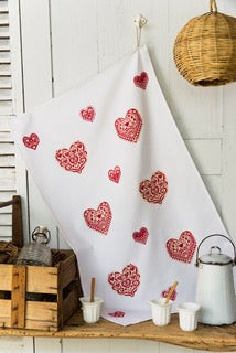 Grille point de croix – Un torchon cœurs : motifs de cœurs rouges brodés sur torchon en coton blanc à damier Aïda 5,5 pts/cm 52×80 cm, décoration cuisine campagne chic – Création Point de Croix