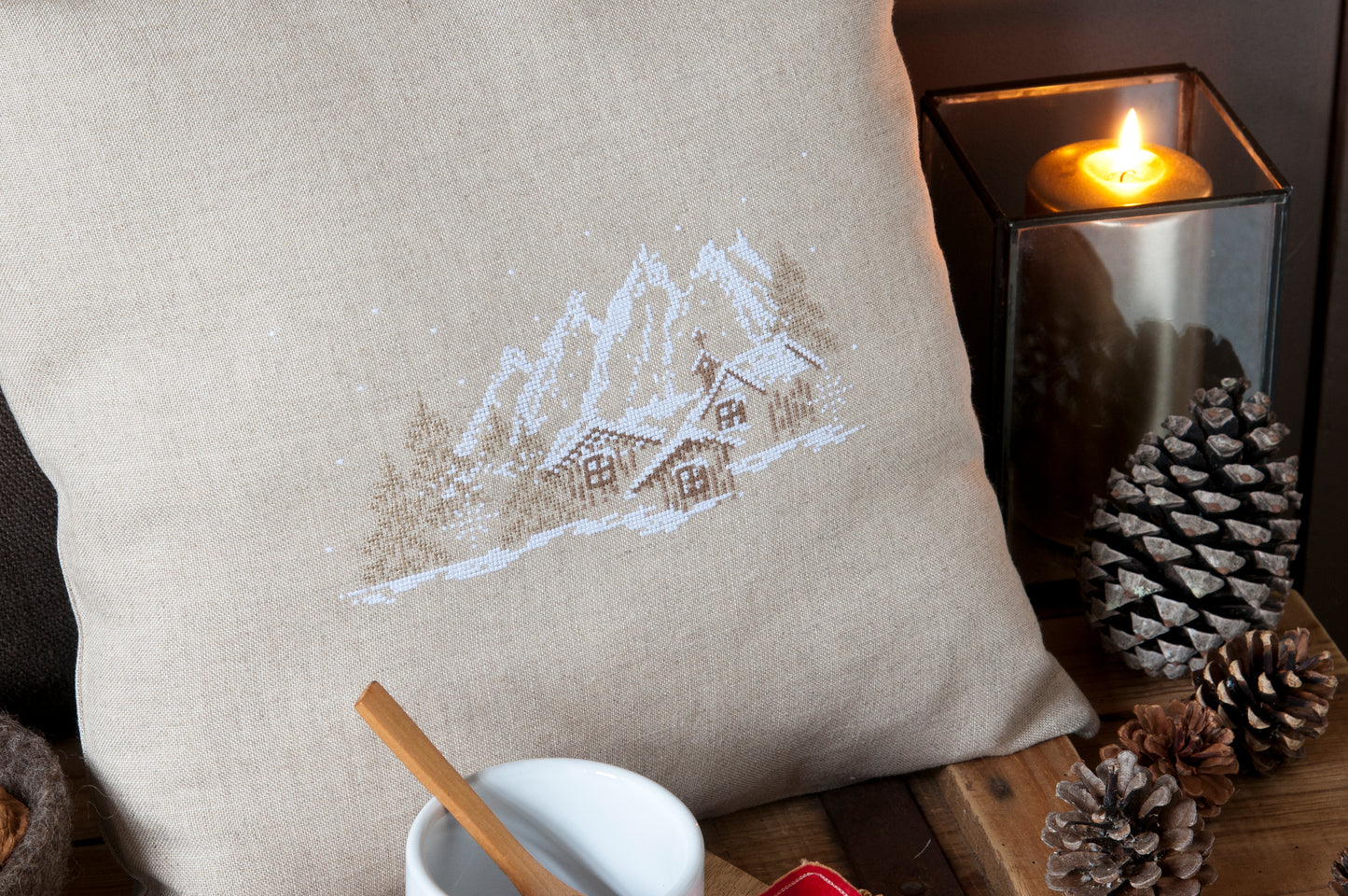 Grille de broderie point de croix « Un village de montagne » par J. Lentini : coussin ambiance chalet sur lin bis 11 fils. DMC, 6 pages, motif 12,54 x 23,81 cm.1