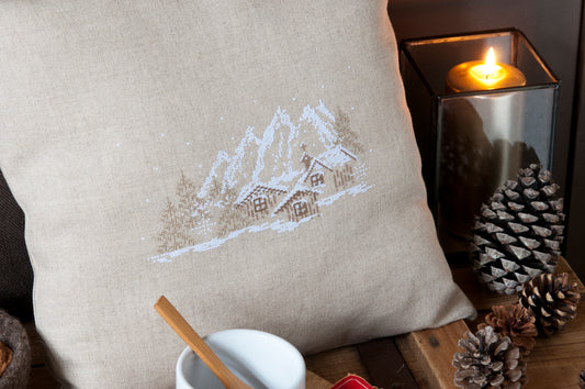 Grille de broderie point de croix « Un village de montagne » par J. Lentini : coussin ambiance chalet sur lin bis 11 fils. DMC, 6 pages, motif 12,54 x 23,81 cm.1