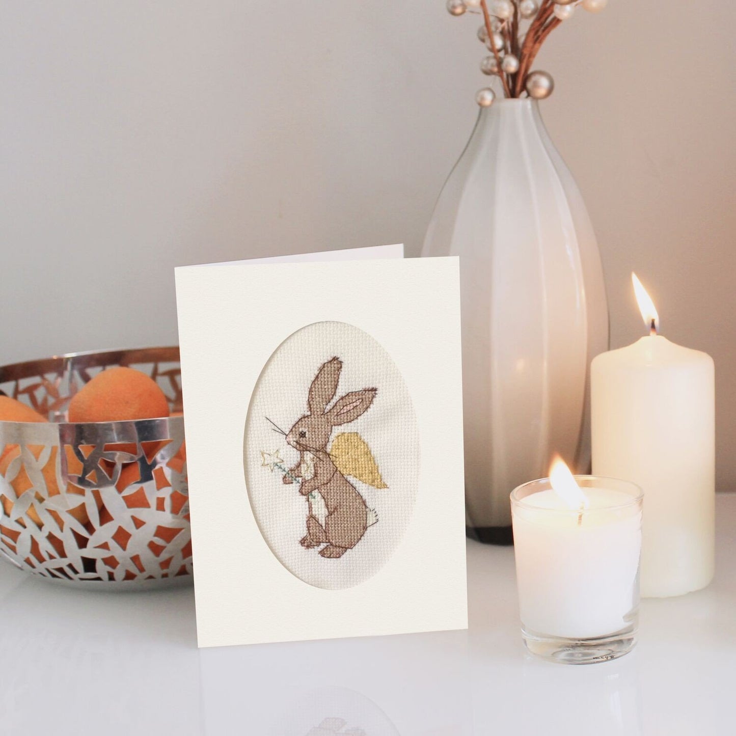 Grille de point de croix Un Vrai Petit Ange Bell & Boo – petit lapin en fée avec ailes légères et allure espiègle, brodé sur toile Aïda 5,5 points/cm, Création Point de Croix