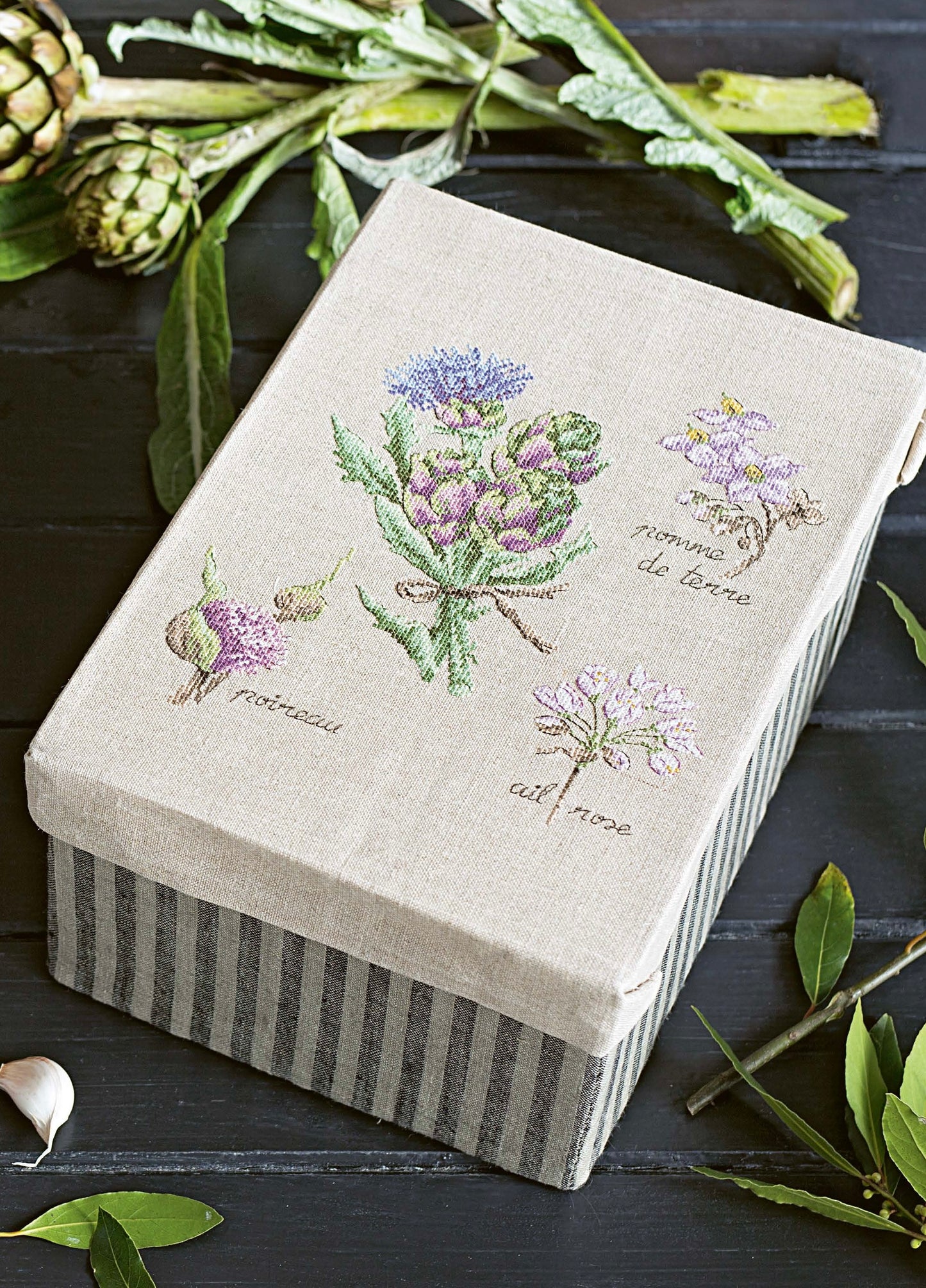 Grille point de croix : caisse décorée pour plantes aromatiques. Motif 19x22 cm, toile bis 11 fils, réf. DMC. 4 pages.