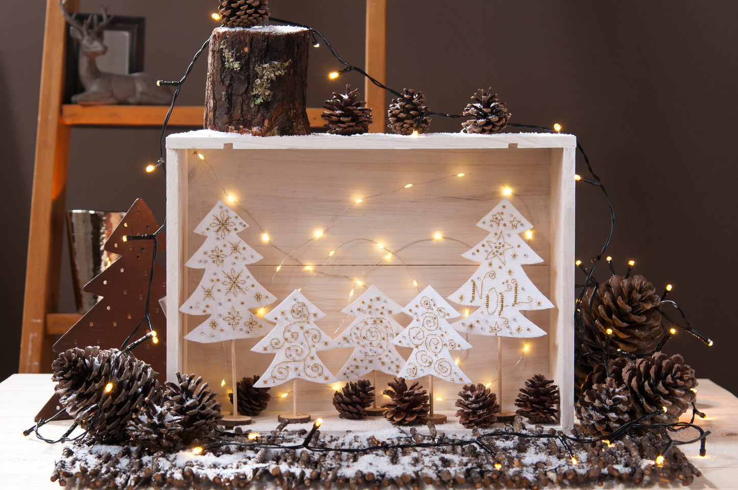 Grille de broderie point de croix « Forêt de sapins dans une boîte en bois » par M.A. Réthoret-Melin : sapins brodés sur lin blanc 11 fils. DMC, 6 pages – déco Noël.