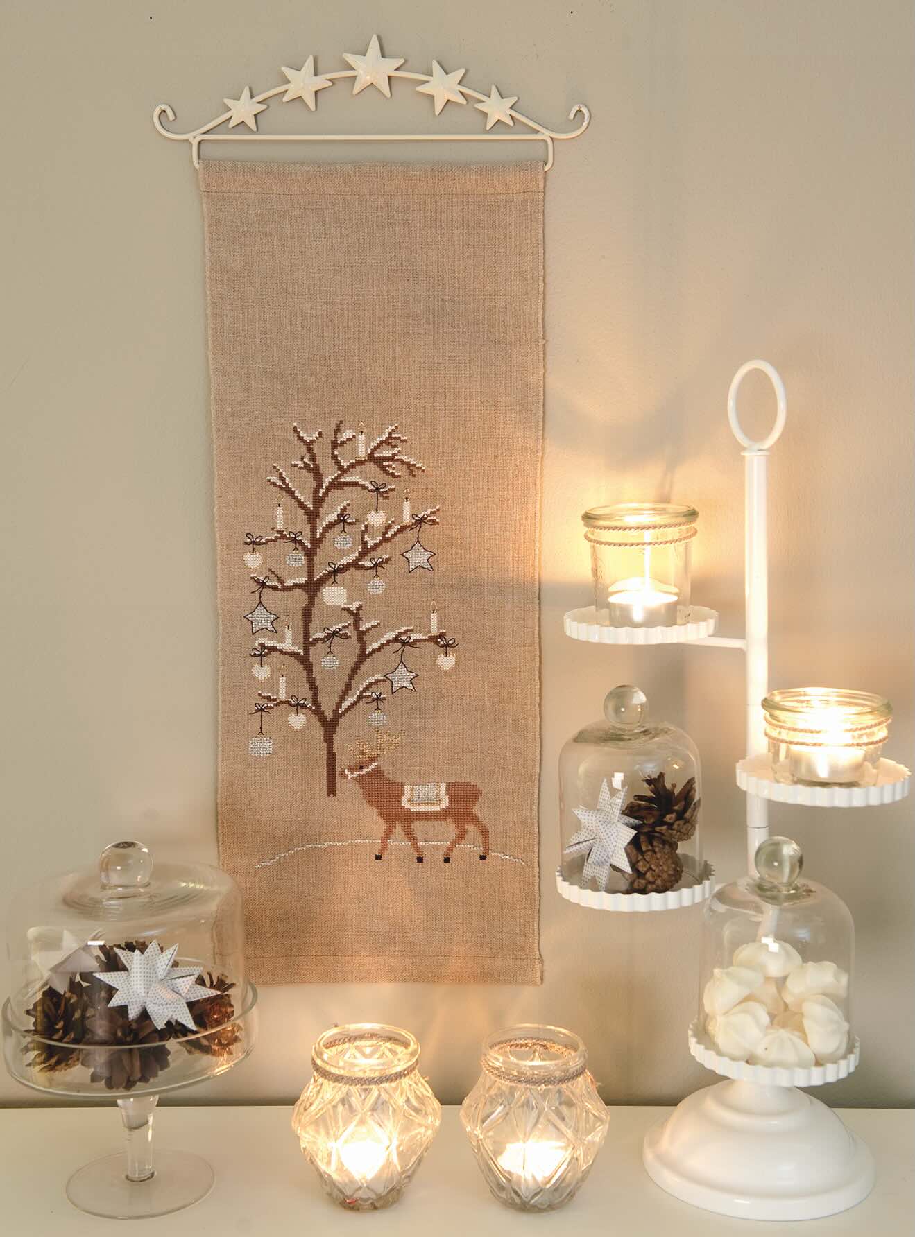 Grille de point de croix Noël : cerf et arbre lumineux sur lin 11 fils bis. Décoration murale 50 x 20 cm. Références DMC sur 4 pages.