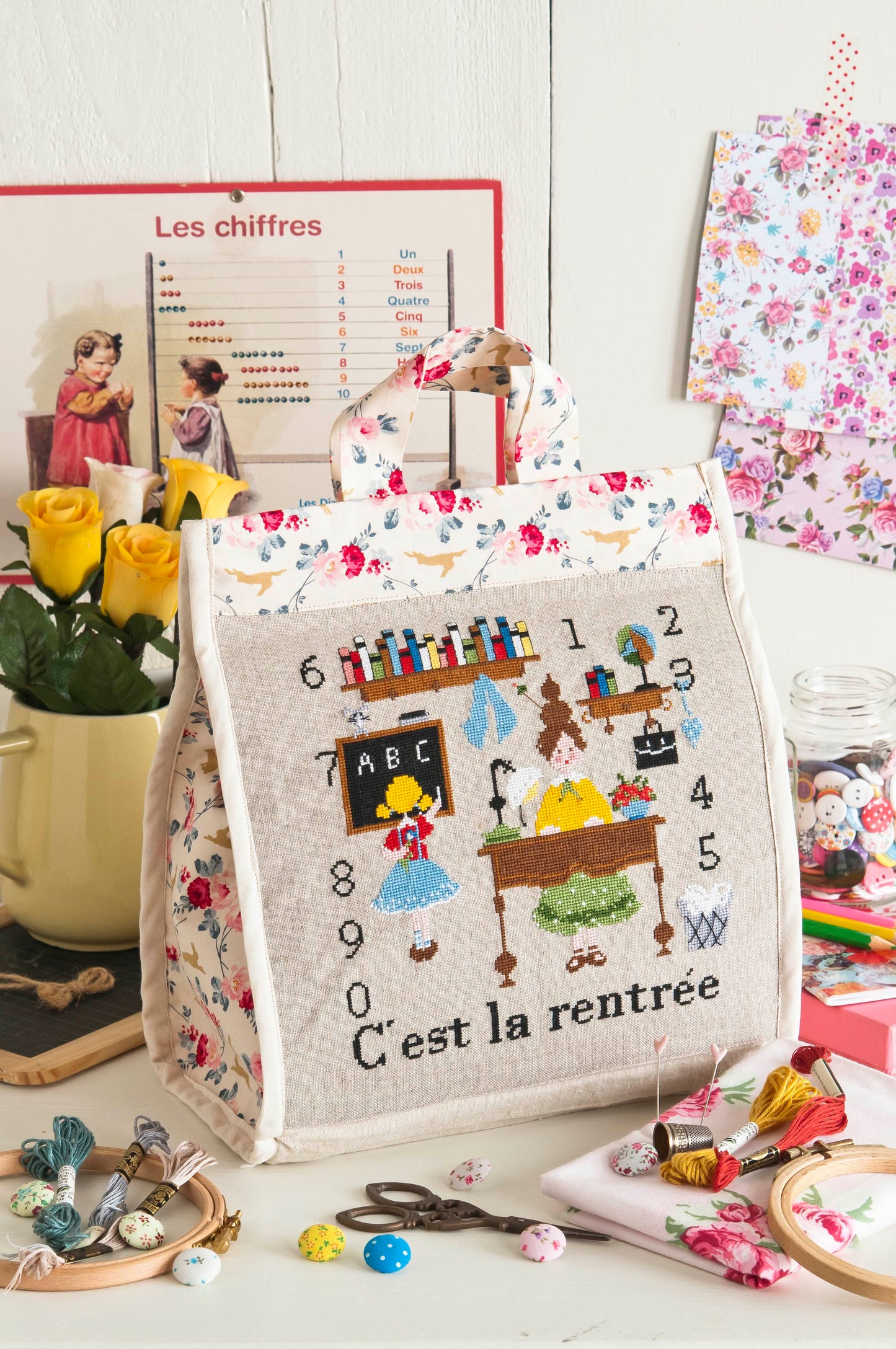 Grille point de croix : sac école pour petite fille. Motif 197x193 pts, lin bis 14 fils, réf. DMC. Grille imprimée couleur sur 6 pages.
