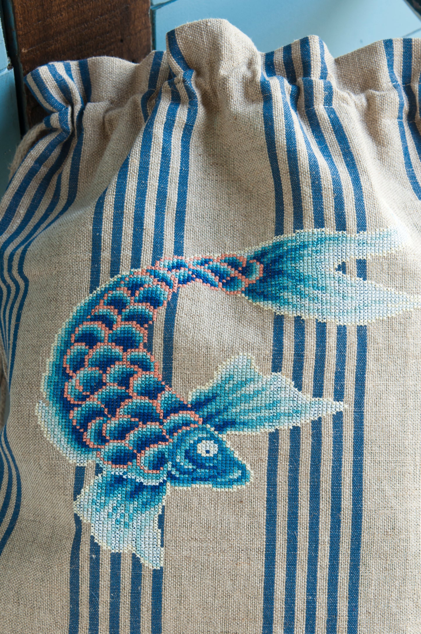 Grille de broderie point de croix « Trousse et sac brodés d'un poisson » par M. Bonnin : motifs poissons chinois sur lin bis 11 fils. DMC, 8 pages.