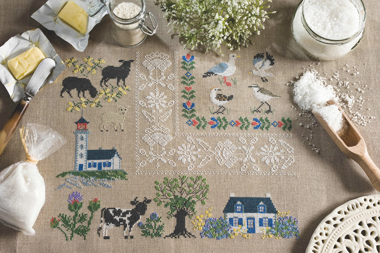 Grille broderie point de croix : vacances en Bretagne, goélands & phares, motif 180×151 pts, 32,7×27,5 cm. Symboles + couleurs DMC, 6 pages.