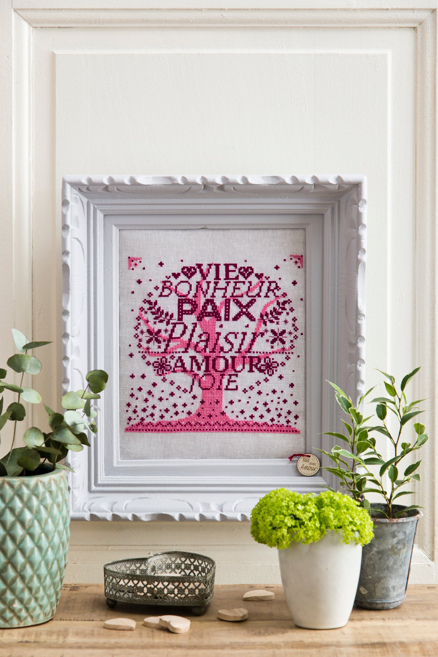 Un arbre de vie brodé aux messages positifs, signé P. Samouiloff. Motif carré 20,7 × 20,7 cm à broder sur lin blanc ou toile Aïda. Idéal en cadeau.