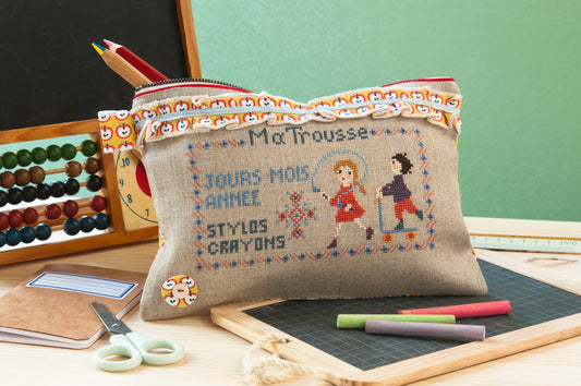 Grille point de croix : trousse et protège-livre pour la rentrée sur lin bis. 6 pages, symboles et couleurs DMC.