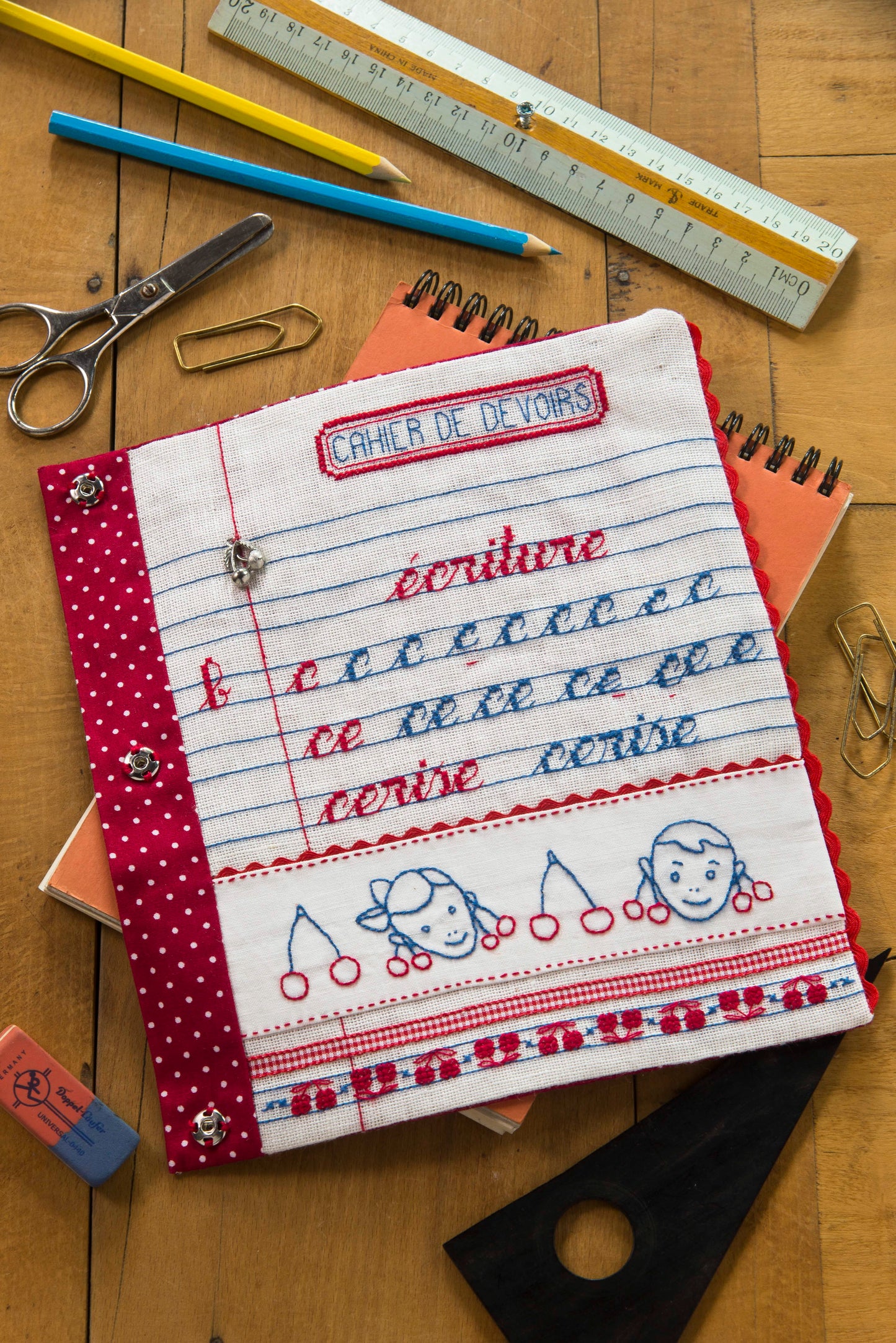 Grille de broderie point de croix : vive la rentrée, accessoires scolaires à broder. Réf. DMC incluse. À broder sur lin. Création Point de Croix.