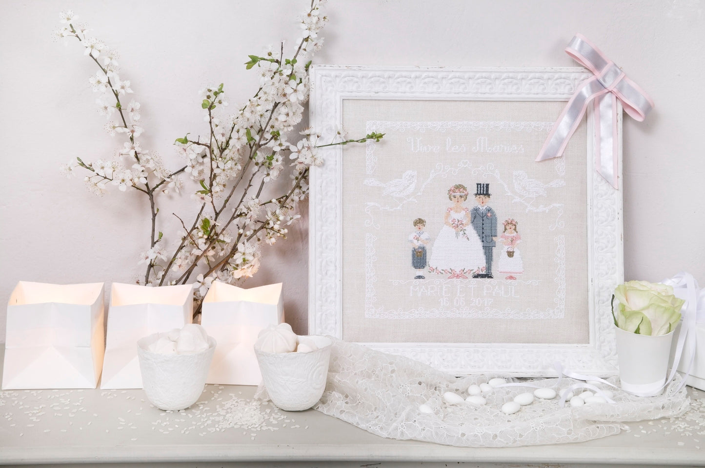 Grille broderie point de croix : tableau mariage. 4 pages, symboles et couleurs DMC. Lin 11 fils blanc. 24,54 x 24,72 cm.