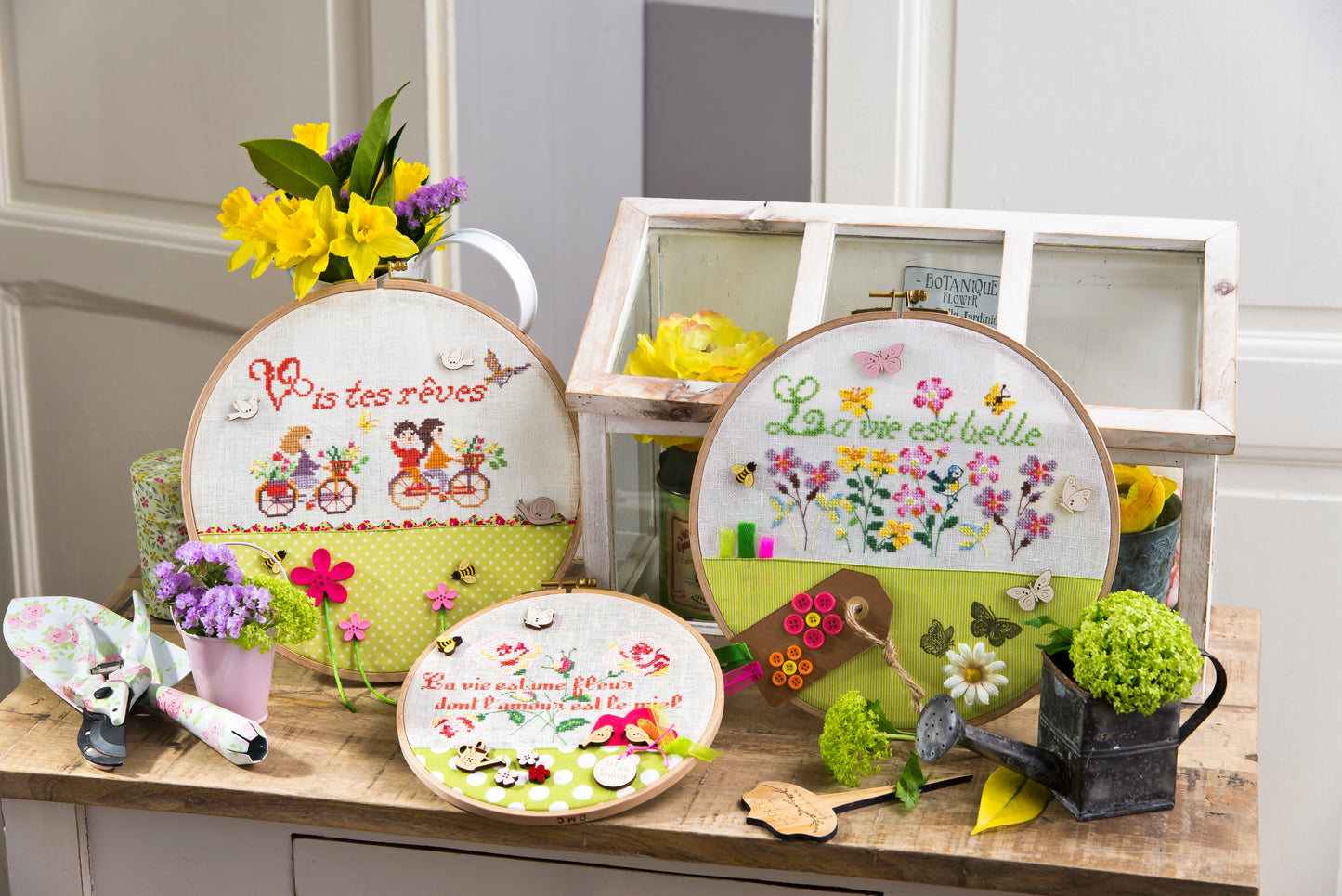 Trois broderies florales et champêtres signées P. Samouiloff : Vos rêves, Cultive ton jardin, La vie est une fleur. À broder sur lin 11 fils/cm ou toile Aïda.