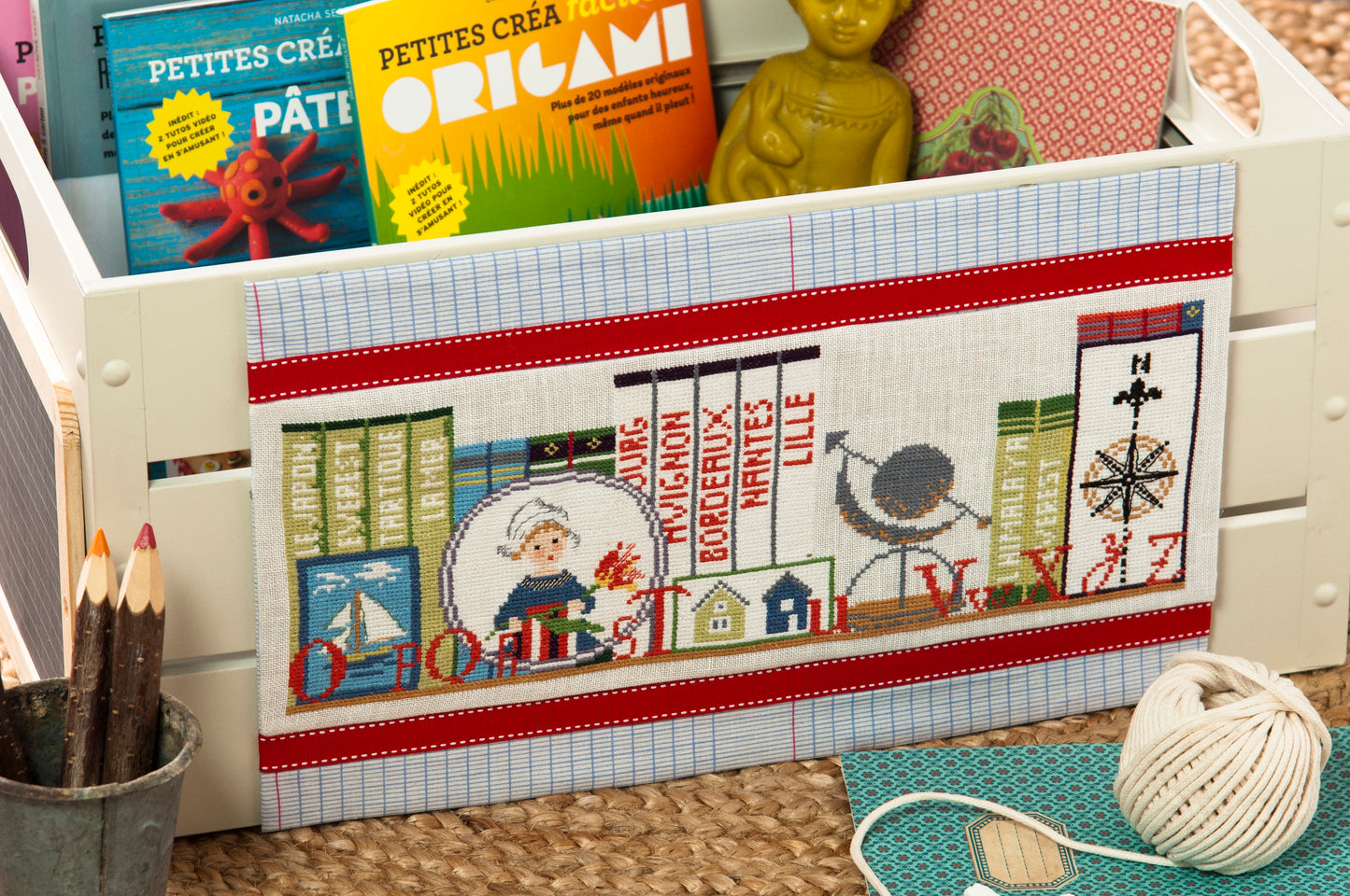 Grille broderie point de croix : bibliotheque enfants a broder sur lin blanc. Rangement livres et ardoises, DMC, 6 pages.