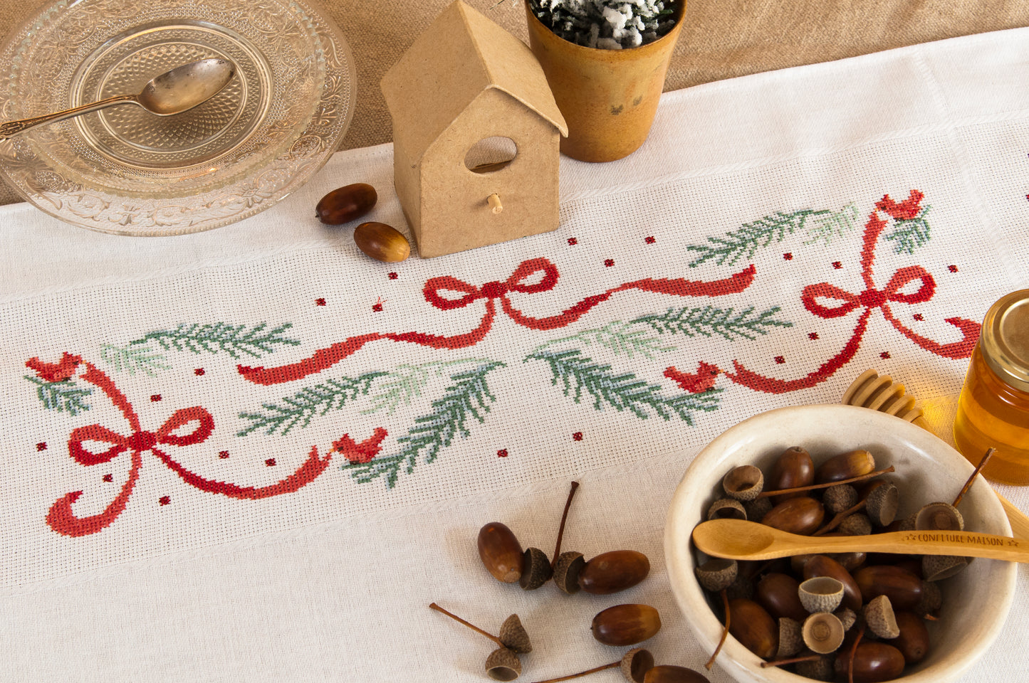 Grille : Broder une nappe de Noël, Création Point de Croix