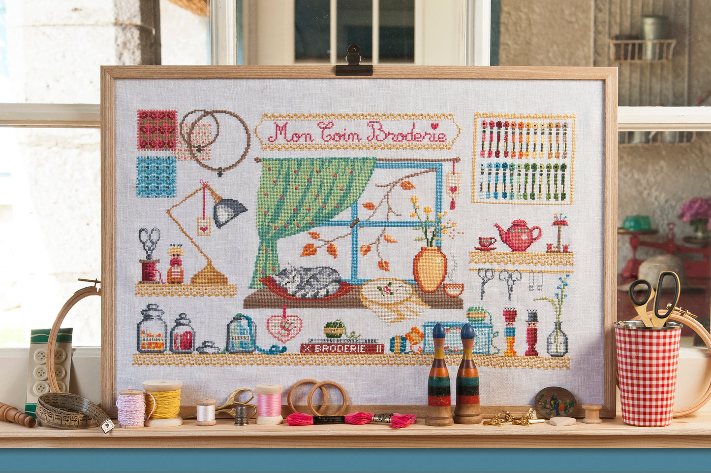Grille point de croix : tableau Mon Coin Broderie sur lin blanc. Motif 297 x 180 points (32,72 x 54 cm), 8 pages, couleurs DMC.