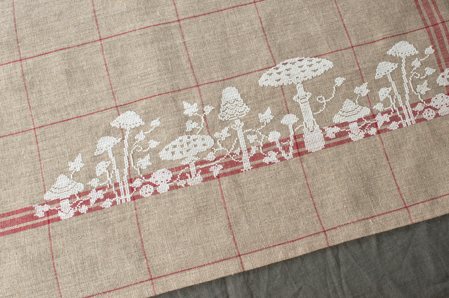 Grille point de croix nappe champignons. 71 x 690 points, imprimée sur 8 pages avec symboles et couleurs DMC. Motif 12,9 x 125 cm sur lin 12 fils bis.