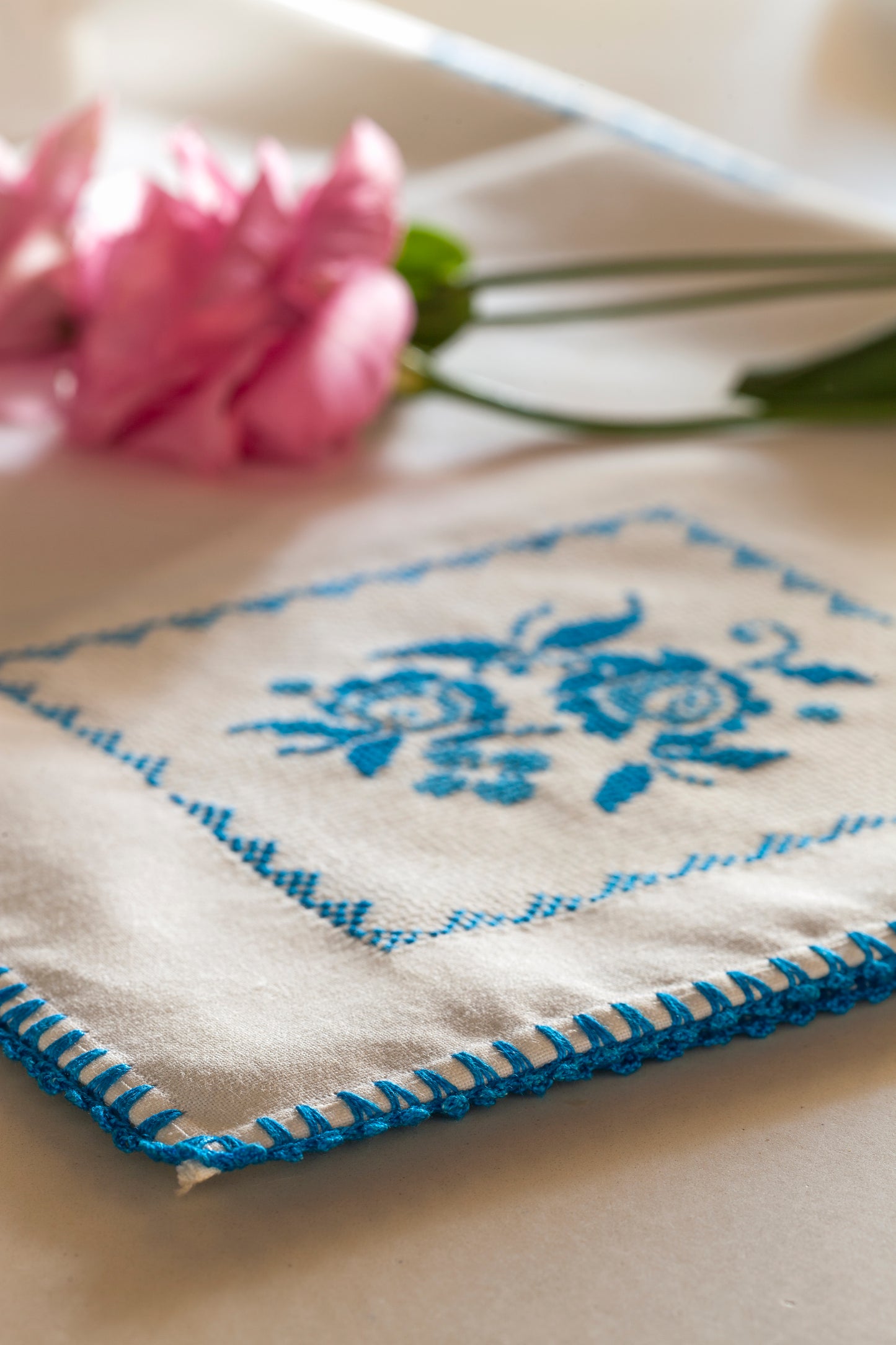 Grille broderie point de croix : nappe fleurs Digoin style vintage à broder sur Aïda blanc. Motif faïence, DMC, 8 pages.