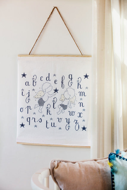 Grille broderie point de croix Petits Anges : motifs célestes, étoiles et anges pour chambre bébé. 10 pages, symboles et couleurs DMC. Toile Aïda ou lin.