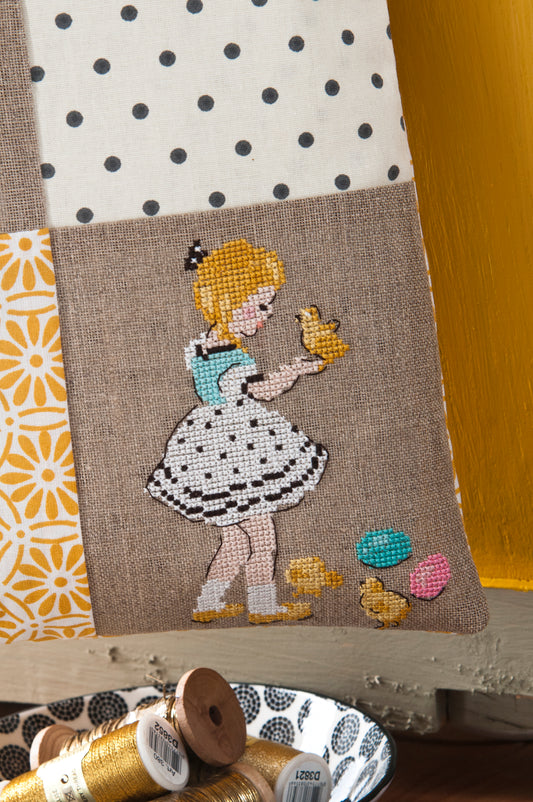 Grille point de croix : sac brodé pour Pâques, 3 motifs fillette Amélie. Imprimée sur 6 pages avec symboles et couleurs DMC. Lin 11 fils naturel.