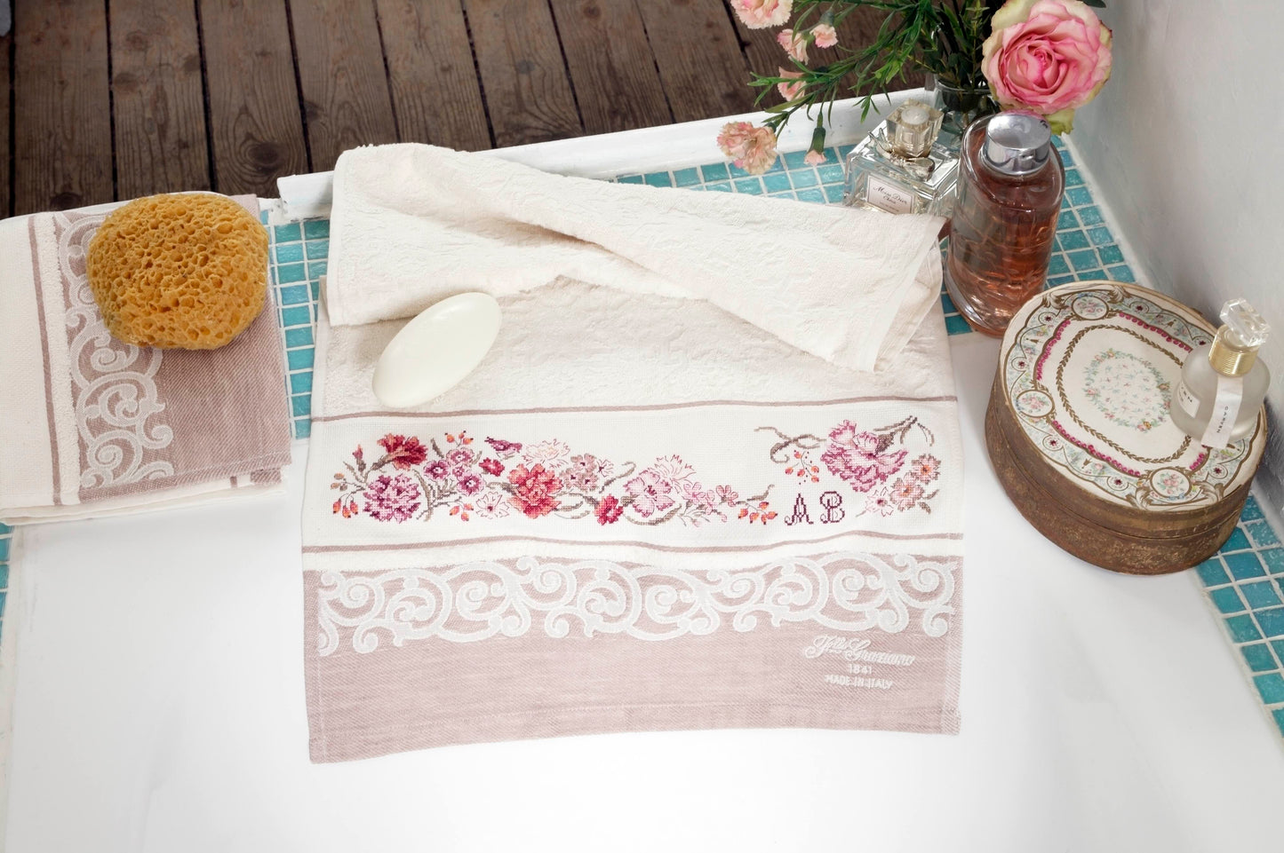 Grille de broderie point de croix : serviette œillets à personnaliser avec ABC, idée cadeau. Imprimée en couleur avec références DMC sur 6 pages.
