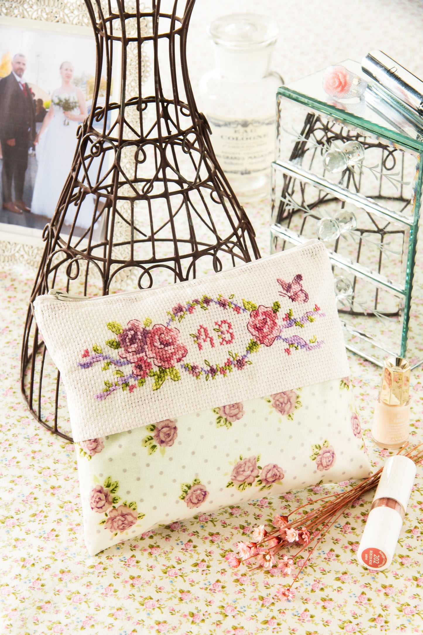 Grille broderie point de croix : trousse roses, papillon et monogramme sur toile Aïda. 6 pages, symboles et couleurs DMC. Idéale à offrir.