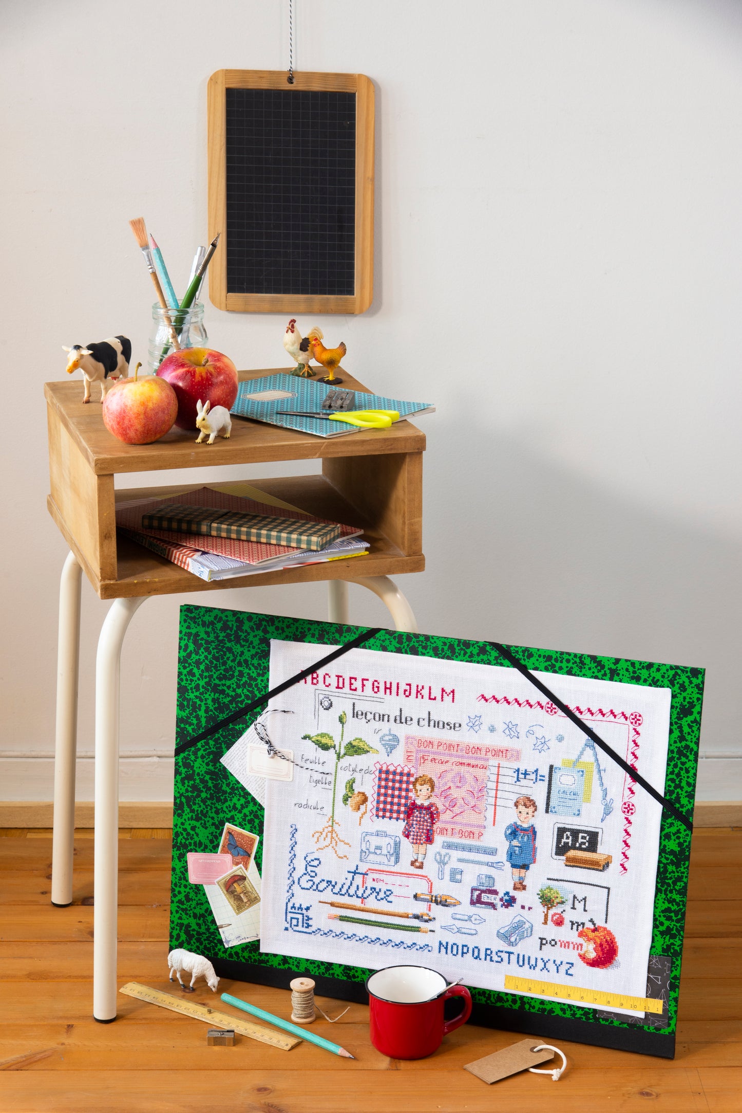 Grille point de croix – Écolier : fournitures scolaires, dessins et cahiers brodés sur toile de lin ivoire DMC, motif pour pochette à dessins, style tendre et intemporel – Véronique Enginger & Création Point de Croix