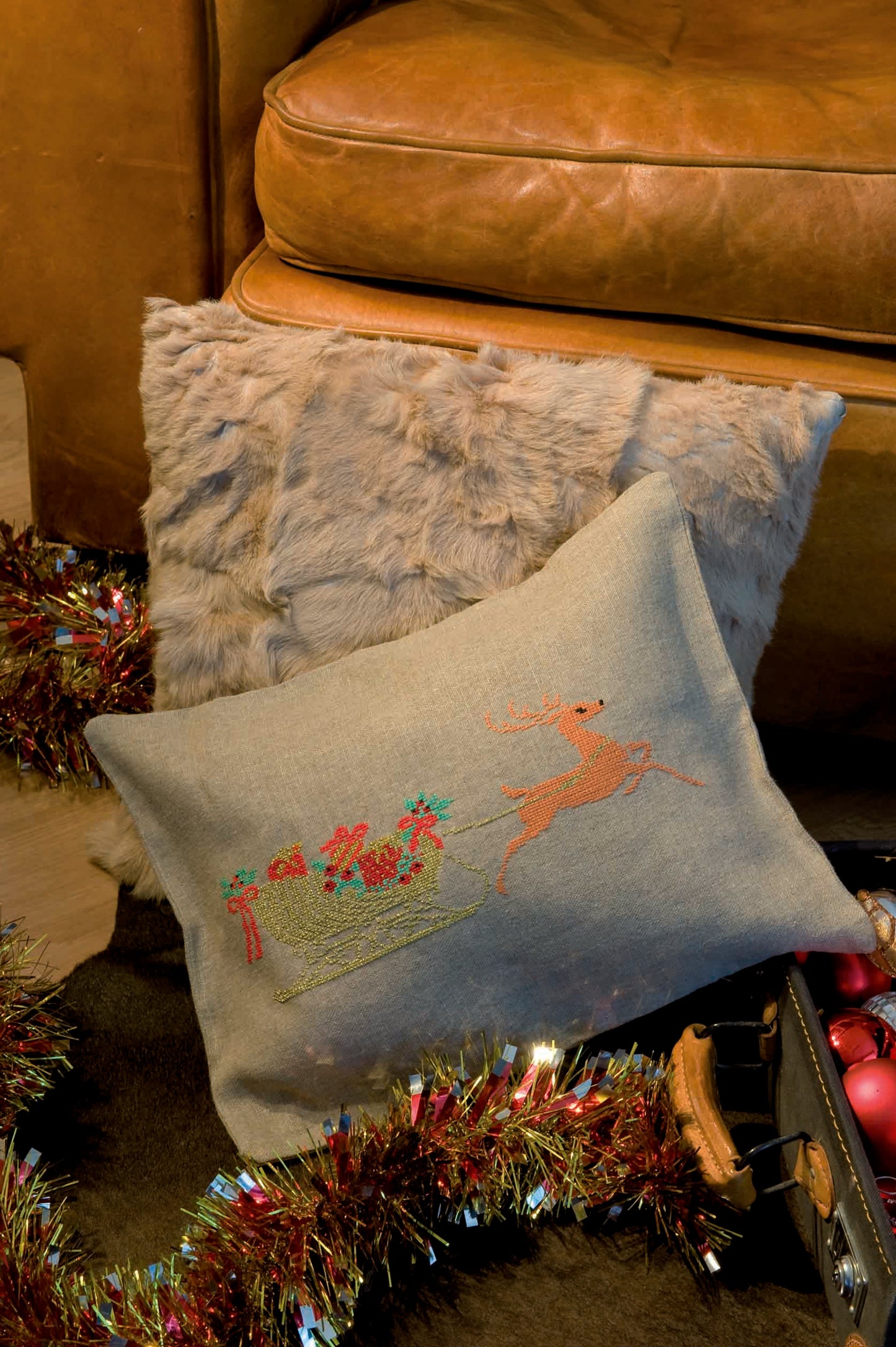 Grille point de croix – Coussin de Noël : motif renne bonnet rouge brodé sur toile de lin ficelle DMC, décoration de fêtes élégante – Création Point de Croix