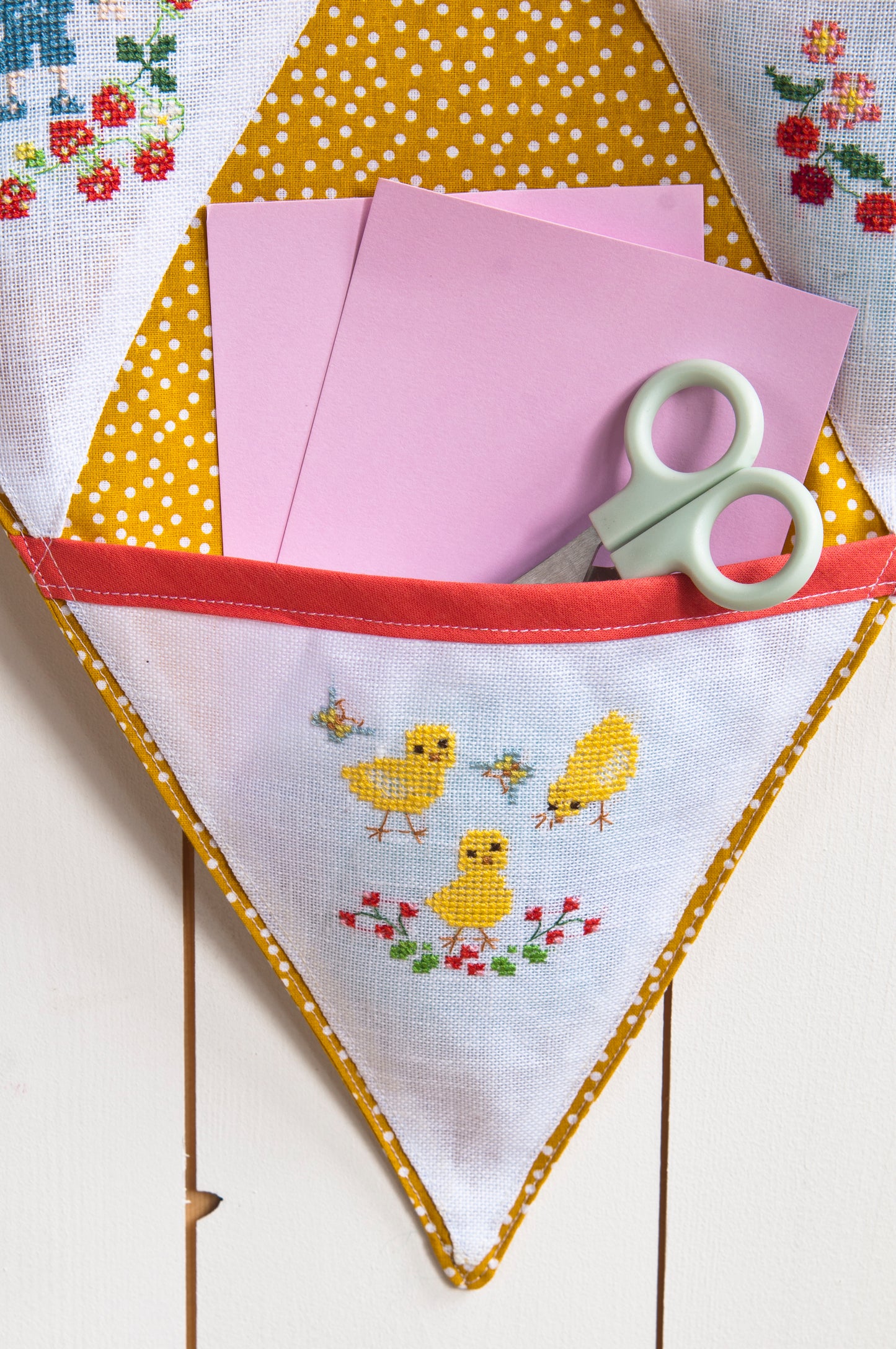 Grille de broderie point de croix « Vide-poches enfant » par P. Samouiloff : vide-poche pour chambre d'enfant sur toile blanche 11 fils. DMC, 6 pages, motif 7,27 x 9,09 cm.