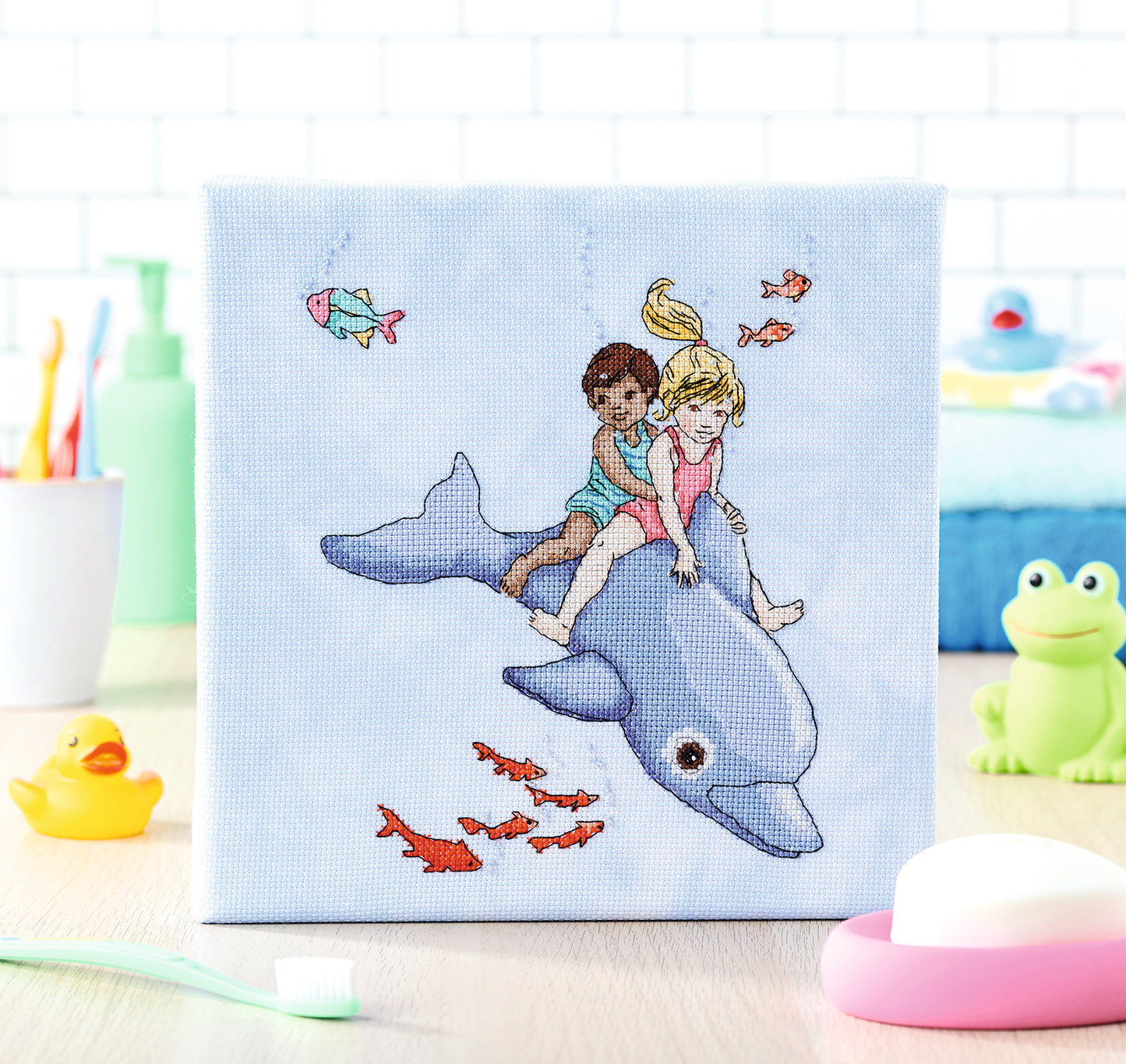Grille de broderie au point de croix : À dos de dauphin !, Bell & Boo, aventure marine colorée. 6 pages avec symboles et références DMC. À broder sur Aïda ou lin.