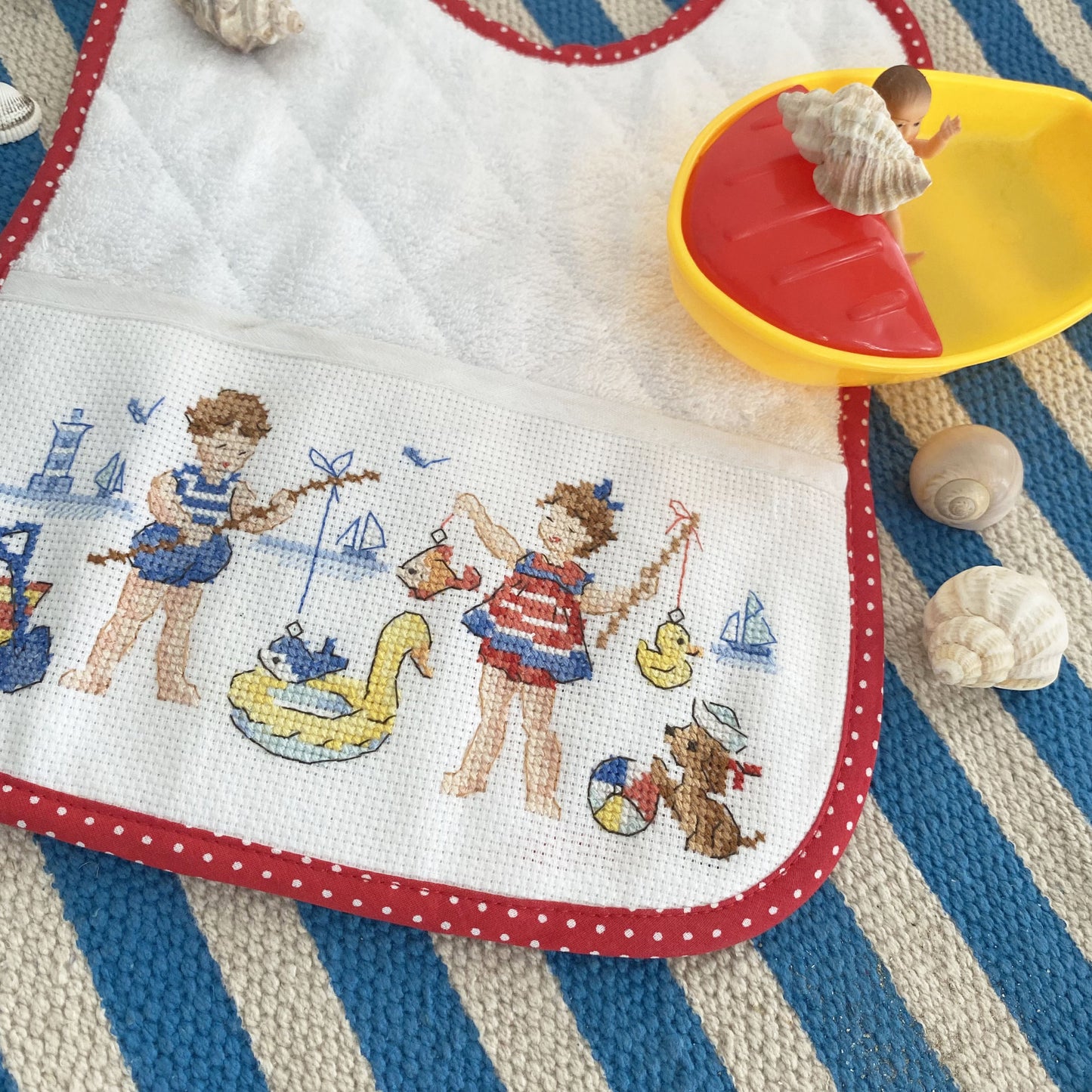 Grille de broderie point de croix : à l’abordage, petits mousses pour bébé par Les Brodeuses Parisiennes. Réf. DMC incluse. Création Point de Croix.