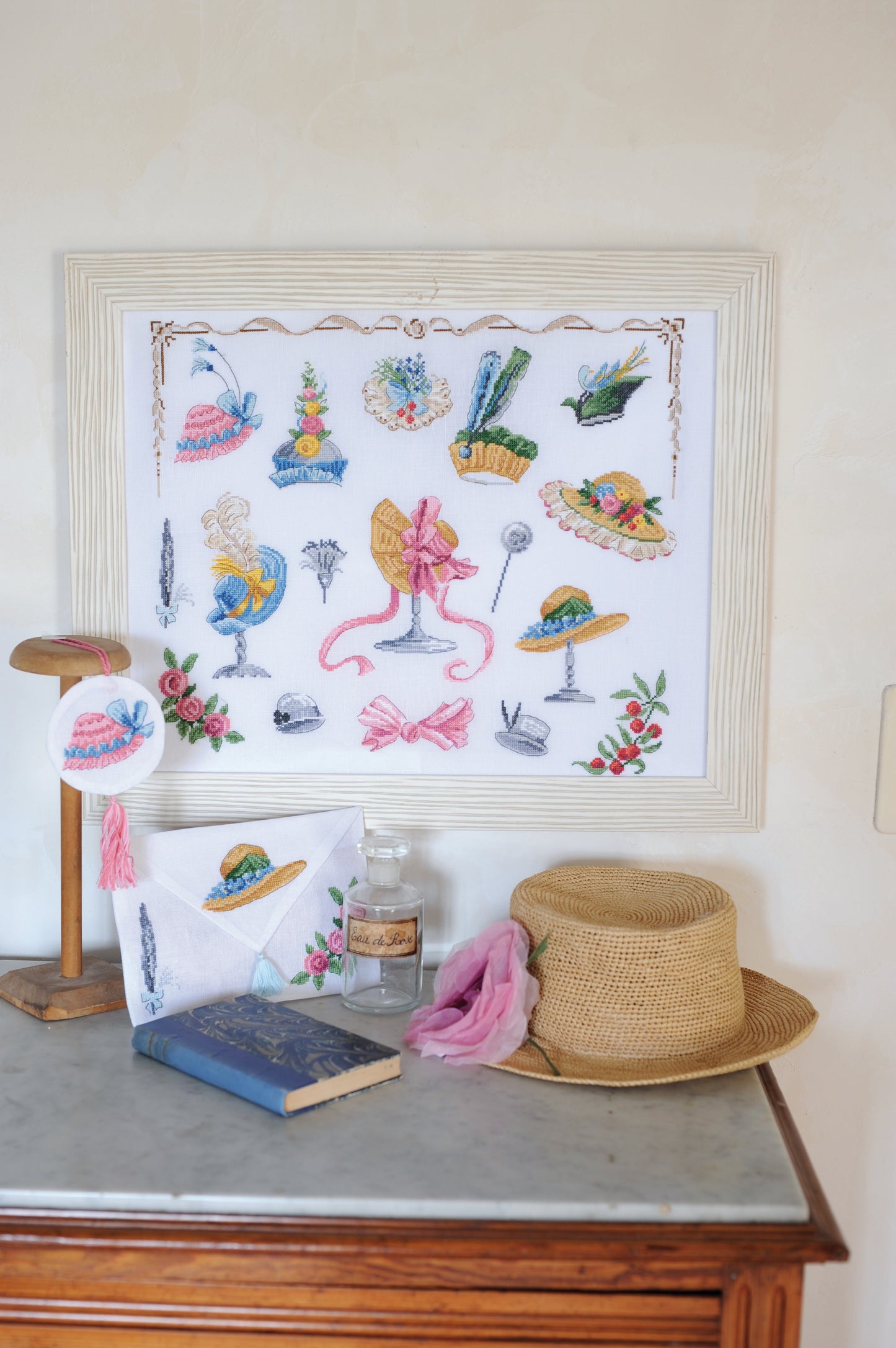 Grille point de croix : collection de chapeaux anciens aux motifs pastel, rubans et dentelles. À broder sur Aïda 5,5 ou lin 11 fils/cm. 8 pages couleur DMC.