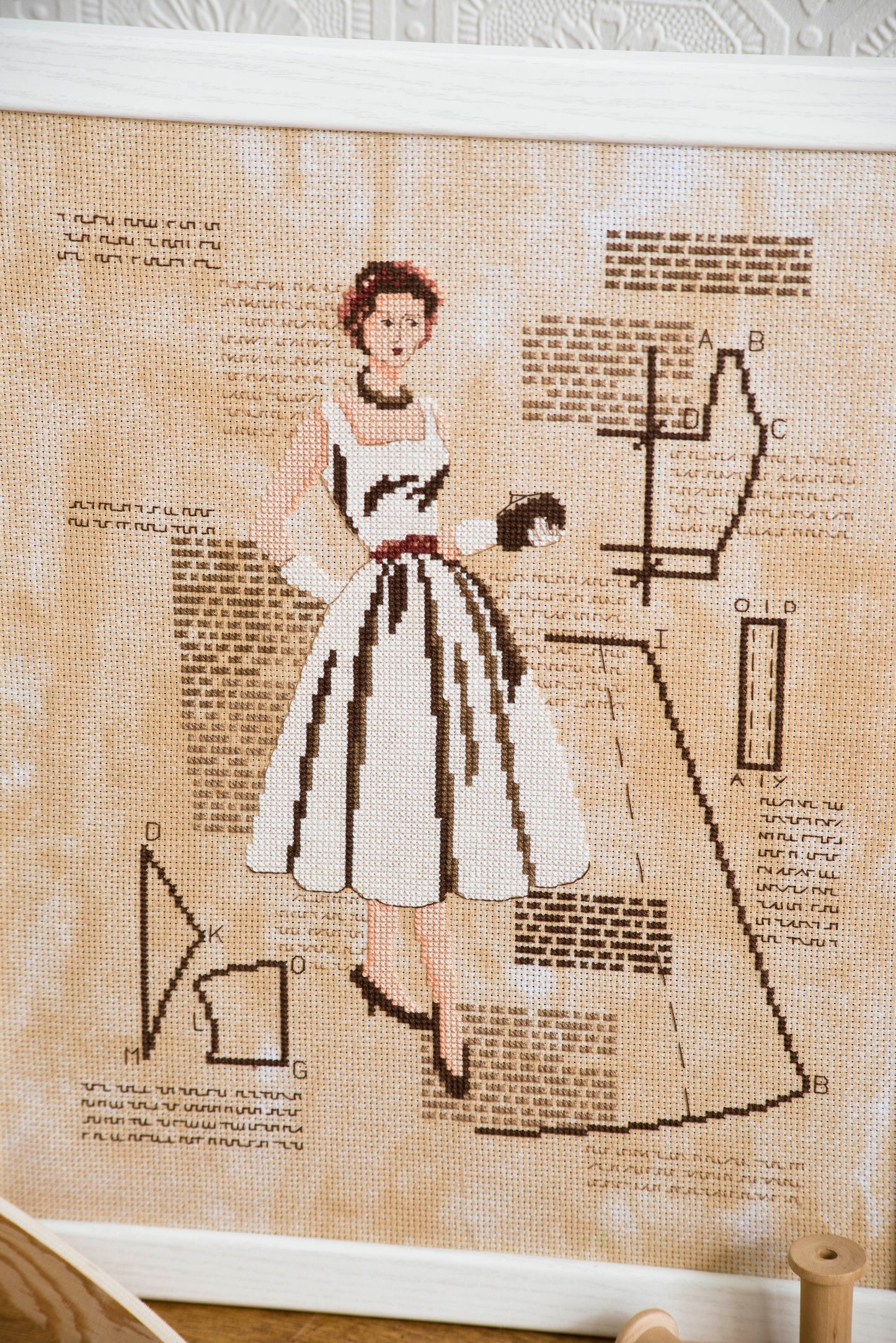 Grille broderie point de croix : Élégante, silhouette inspirée des gravures de mode. 166x134 points, 4 pages, couleurs DMC. Aïda naturel.