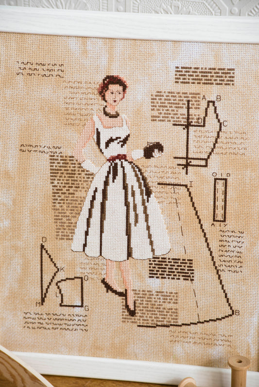 Grille broderie point de croix : Élégante, silhouette inspirée des gravures de mode. 166x134 points, 4 pages, couleurs DMC. Aïda naturel.