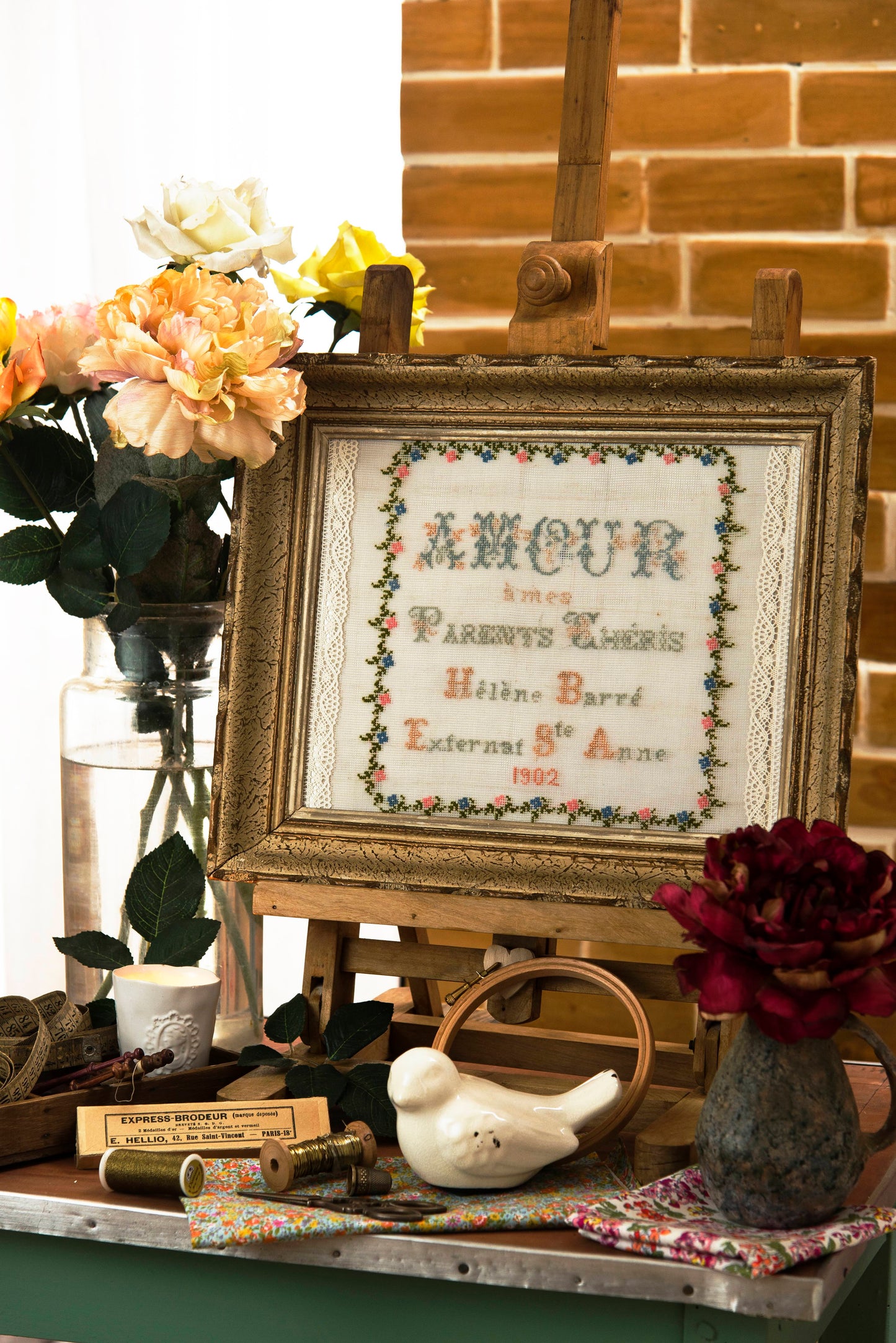 Grille broderie point de croix : compliment a mes parents, motif ancien XIXe siecle a broder sur lin blanc. DMC, 6 pages.