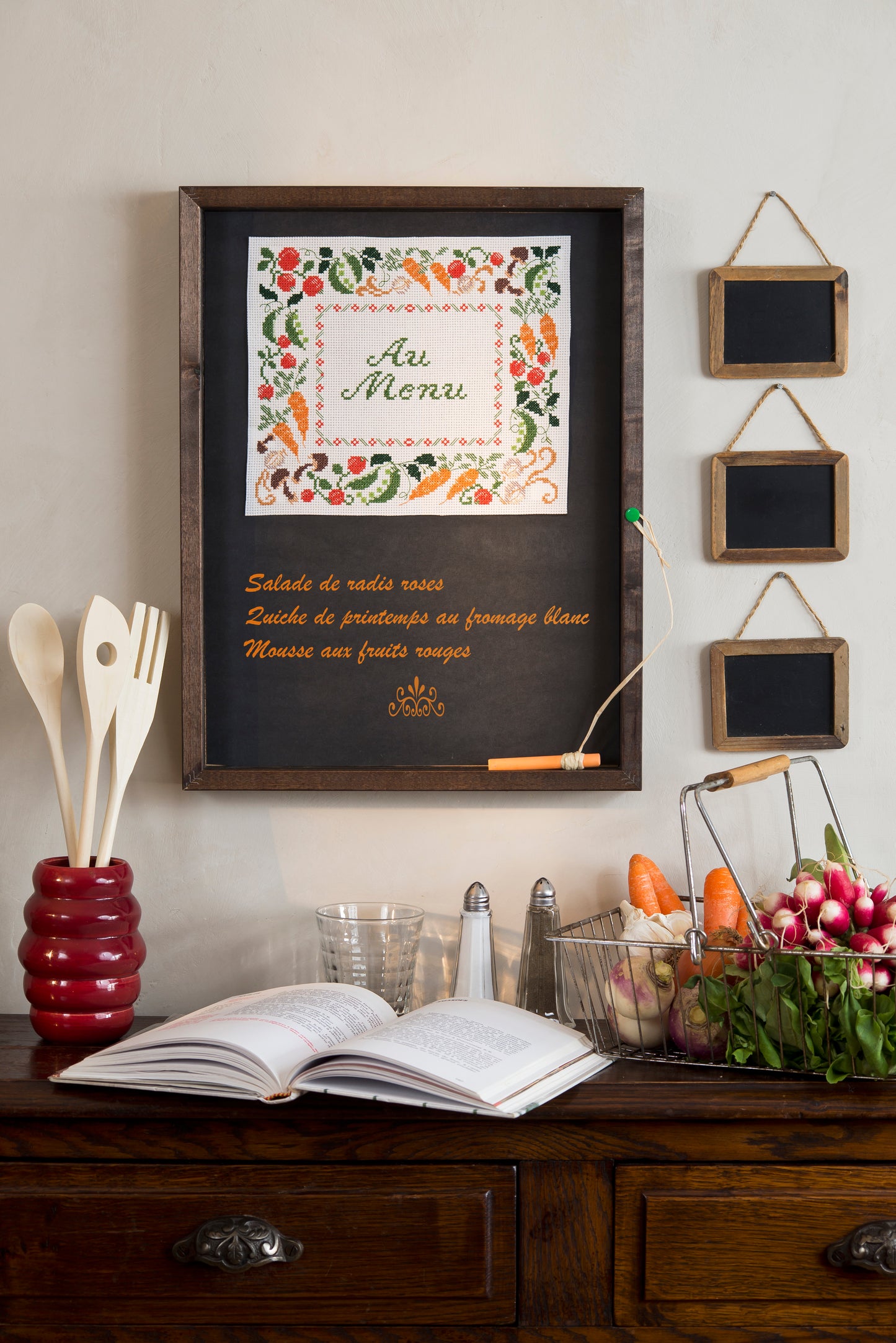 Grille de broderie au point de croix : Au menu, légumes et bistrot campagnard. 6 pages avec symboles et références DMC. À broder sur Aïda ou lin.