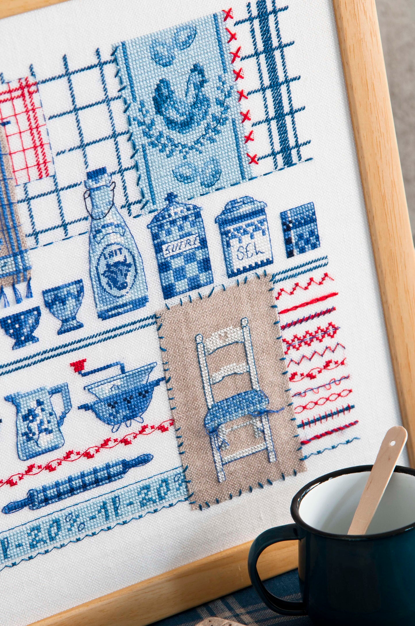 Grille de point de croix Cadre cuisine bleu à broder sur toile 11 fils. Motifs détaillés de cuisine de campagne. 138 x 138 points. Références DMC incluses.