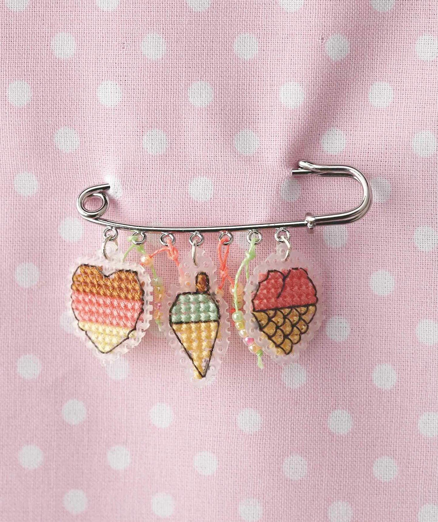 Grille de point de croix Délices de sundae : crème glacée sur lin 11 fils blanc. Broche et carte. Références DMC sur 4 pages.