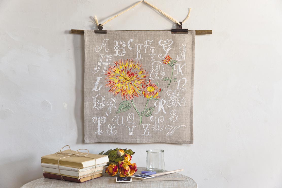 Grille de broderie au point de croix : Des lettres et des dahlias, alphabet ornemental et dahlias flamboyants. 6 pages avec symboles et références DMC. À broder sur lin ou Aïda.