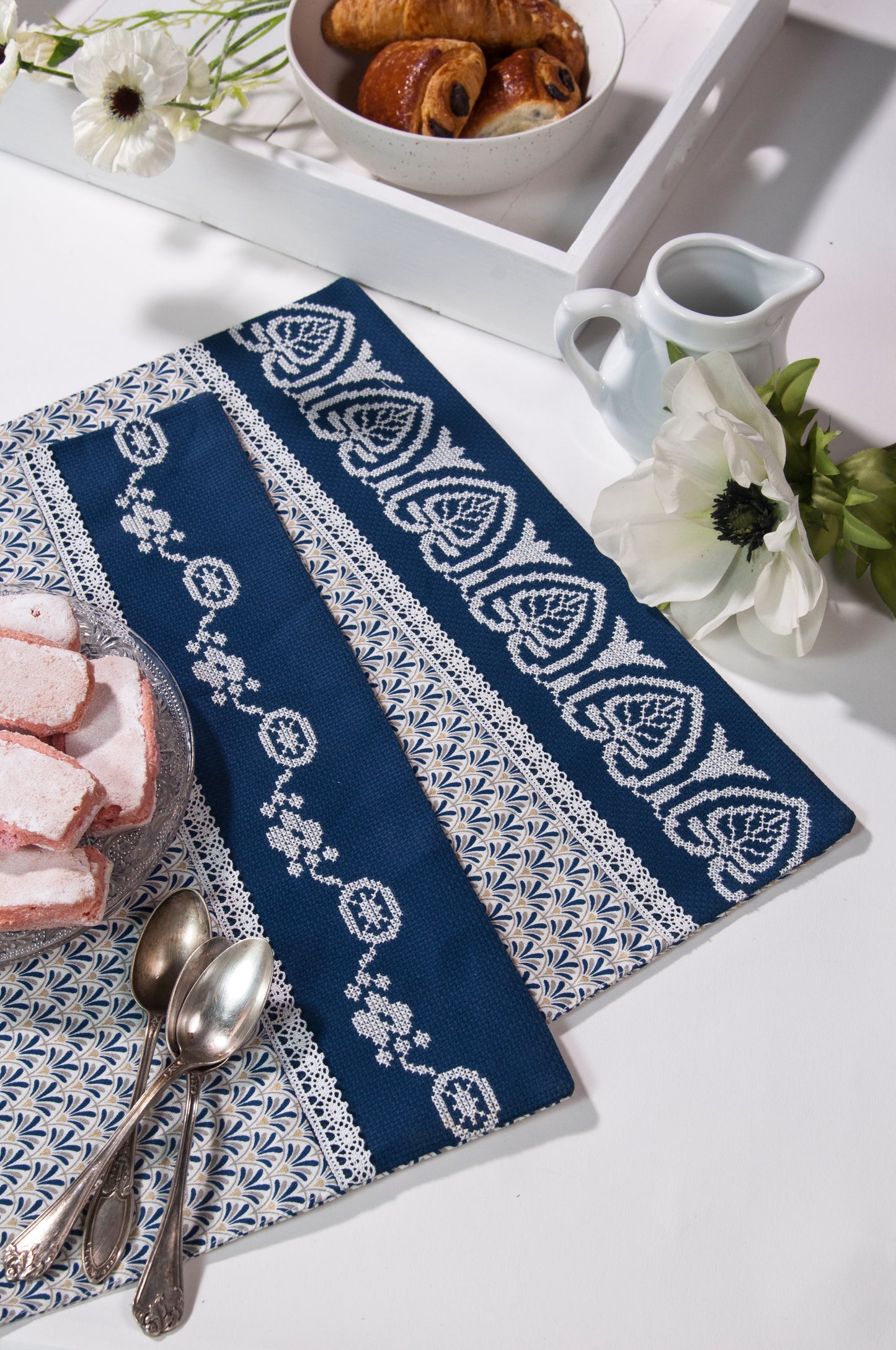 Grille de broderie point de croix « Wedgwood au goûter » : motifs inspirés de la faïence Wedgwood XVIIIe sur Aïda bleue 5,5 pts. Monochrome, DMC, 8 pages.