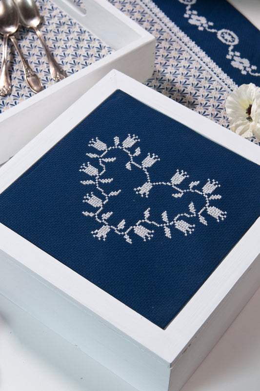 Grille de broderie point de croix « Wedgwood au goûter » : motifs inspirés de la faïence Wedgwood XVIIIe sur Aïda bleue 5,5 pts. Monochrome, DMC, 8 pages.