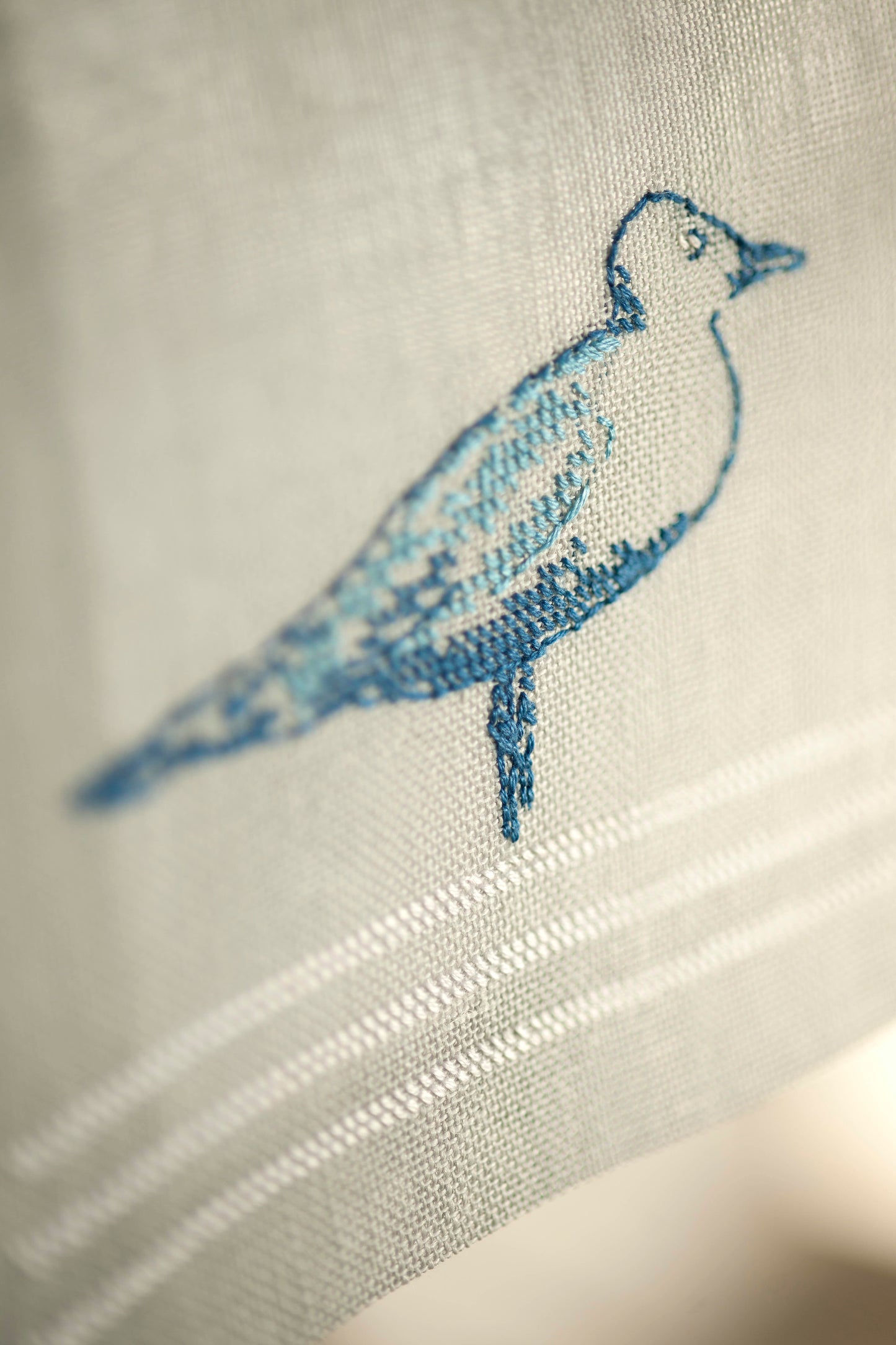 Grille de point de croix Élégance du rivage : mouette et mer sur lin 11 fils gris. Chemin de table et set de table. Références DMC sur 4 pages.